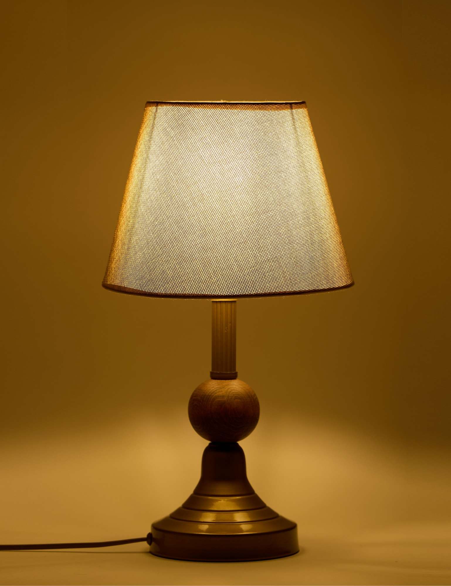 Candeeiro de mesa-Conici-Bege
Antiguidade