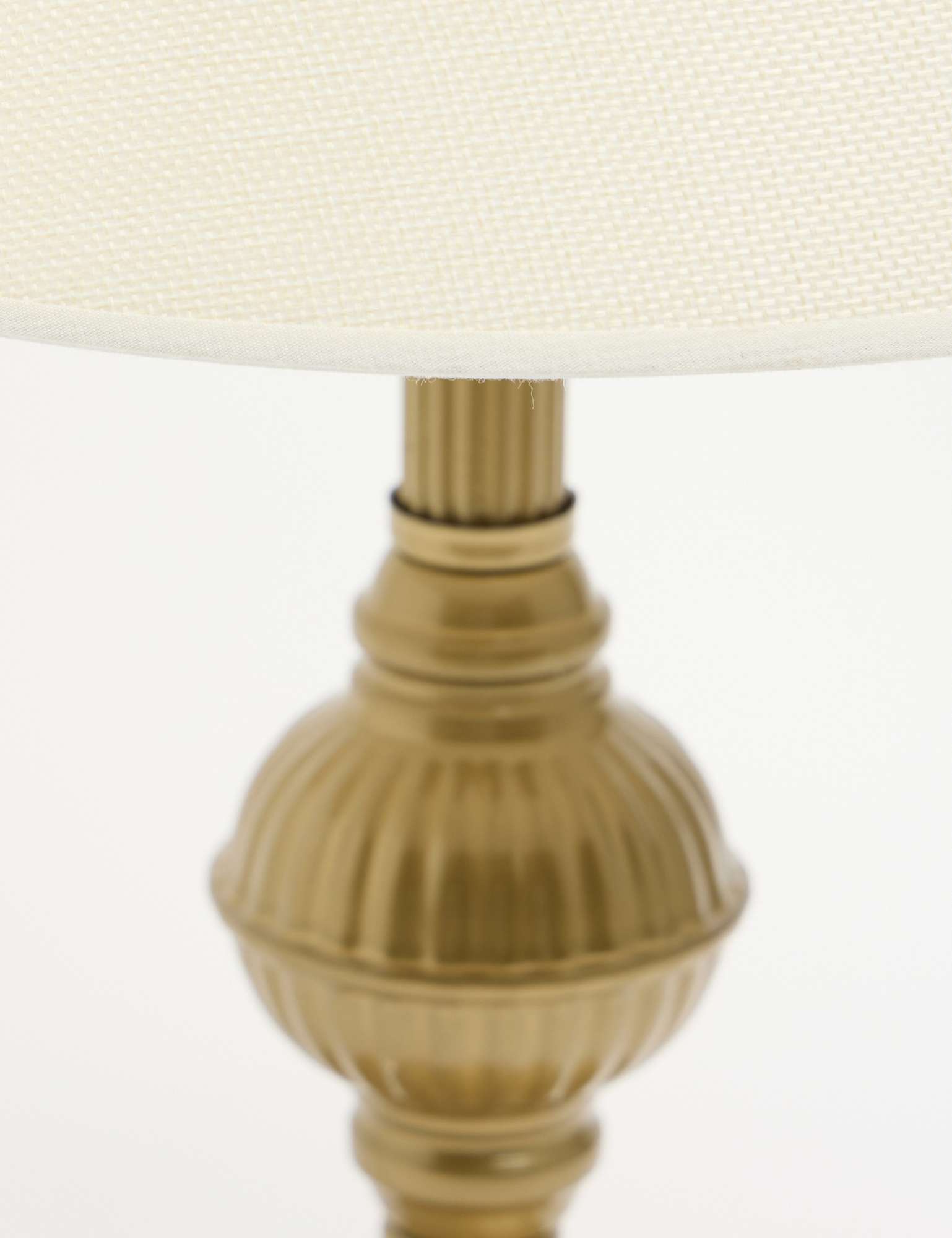 Candeeiro de mesa-Riga-Creme
Antiguidade