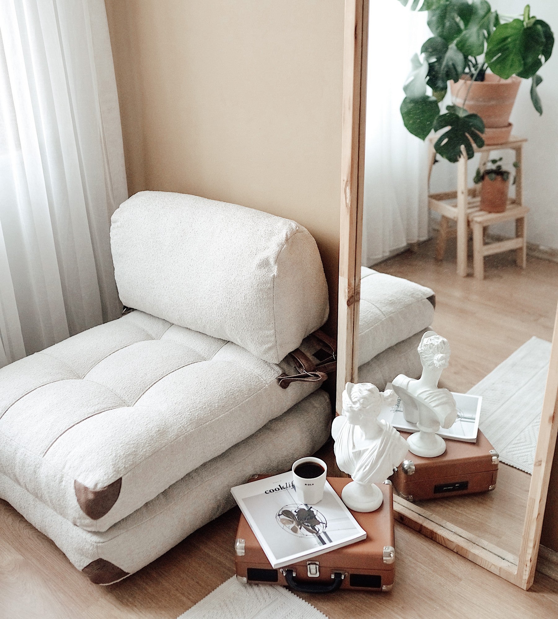 Sofá-cama aconchegante de 1 lugar, tecido Teddy creme, 80 x 70 x 60 cm | 100% poliéster, altura confortável de 24 cm, transforma-se em cama de 160 cm | Ideal para espaços pequenos