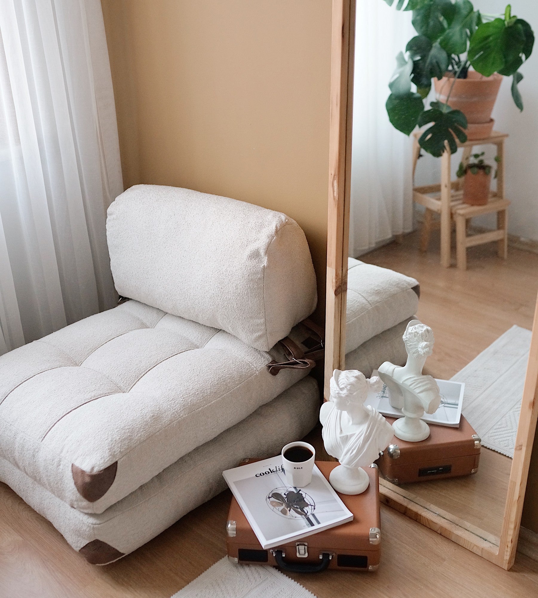 Sofá-cama aconchegante de 1 lugar, tecido Teddy creme, 80 x 70 x 60 cm | 100% poliéster, altura confortável de 24 cm, transforma-se em cama de 160 cm | Ideal para espaços pequenos