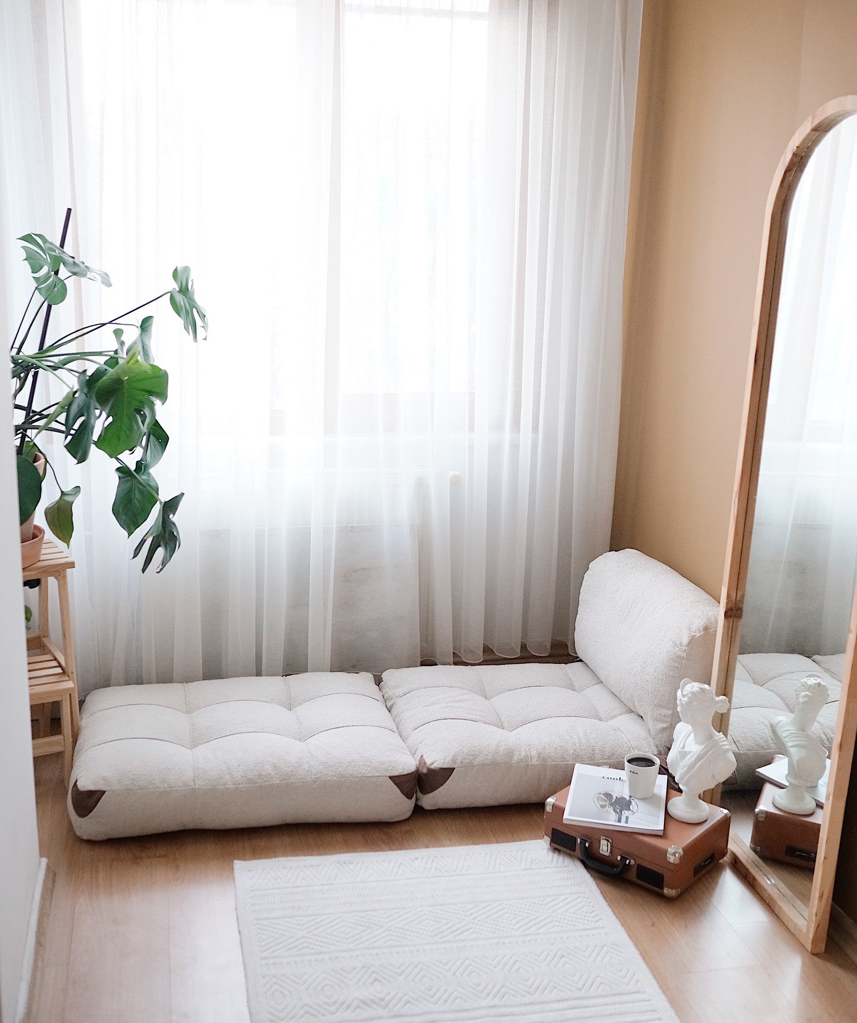 Sofá-cama aconchegante de 1 lugar, tecido Teddy creme, 80 x 70 x 60 cm | 100% poliéster, altura confortável de 24 cm, transforma-se em cama de 160 cm | Ideal para espaços pequenos