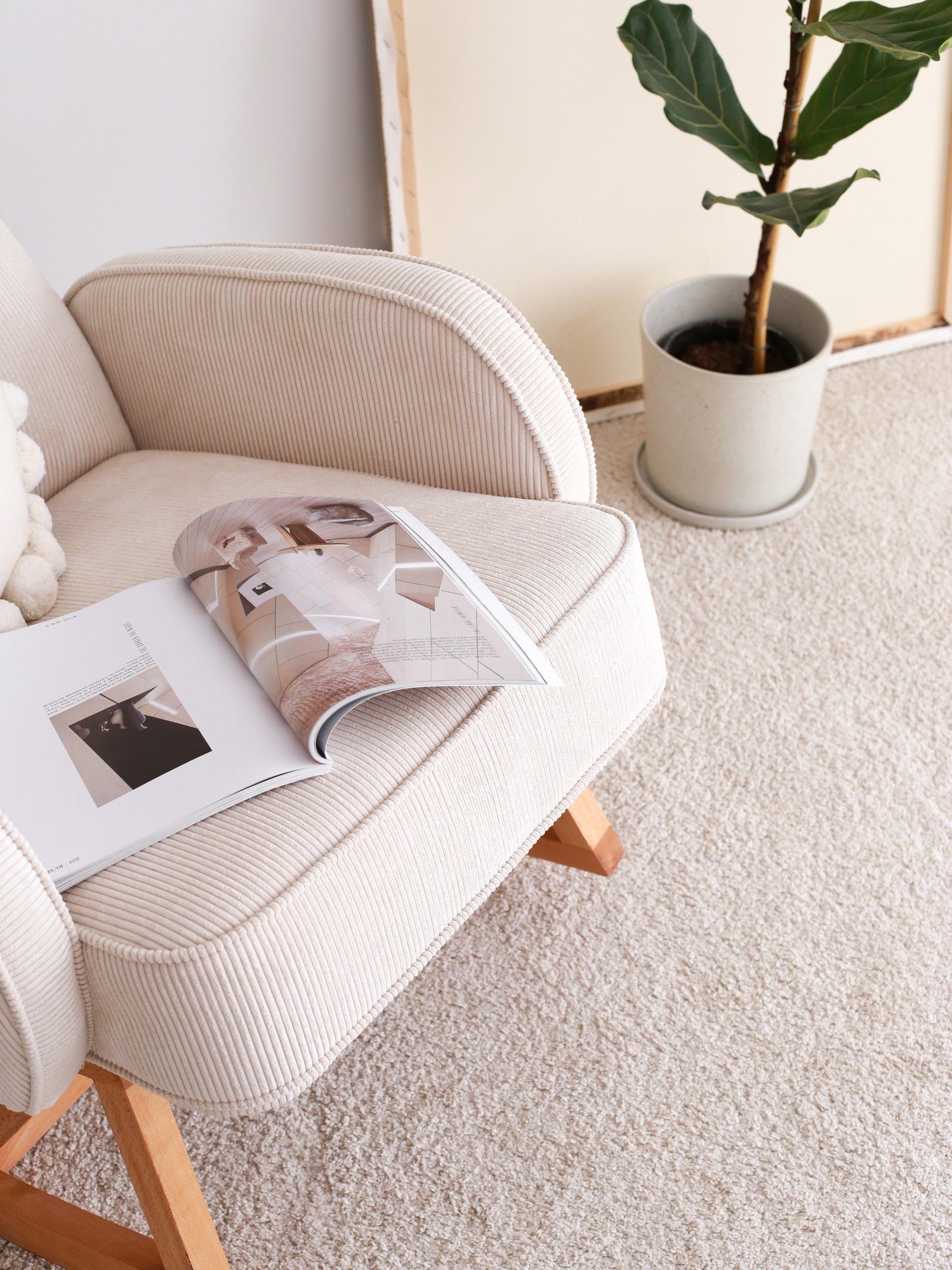 Poltrona Elegante, Veludo Branco, 78 x 91 x 75 cm | 100% Poliéster, Estrutura em Faia, Elegante e Confortável para Espaços Modernos