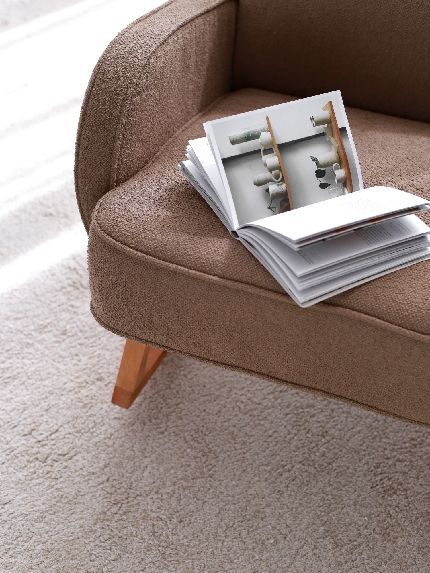 Poltrona Elegante, Veludo Cotelê Marrom, 78 x 91 x 75 cm | 100% Poliéster, Estrutura em Faia, Pernas de 28 cm | Conforto e Estilo para Sala de Estar e Escritório