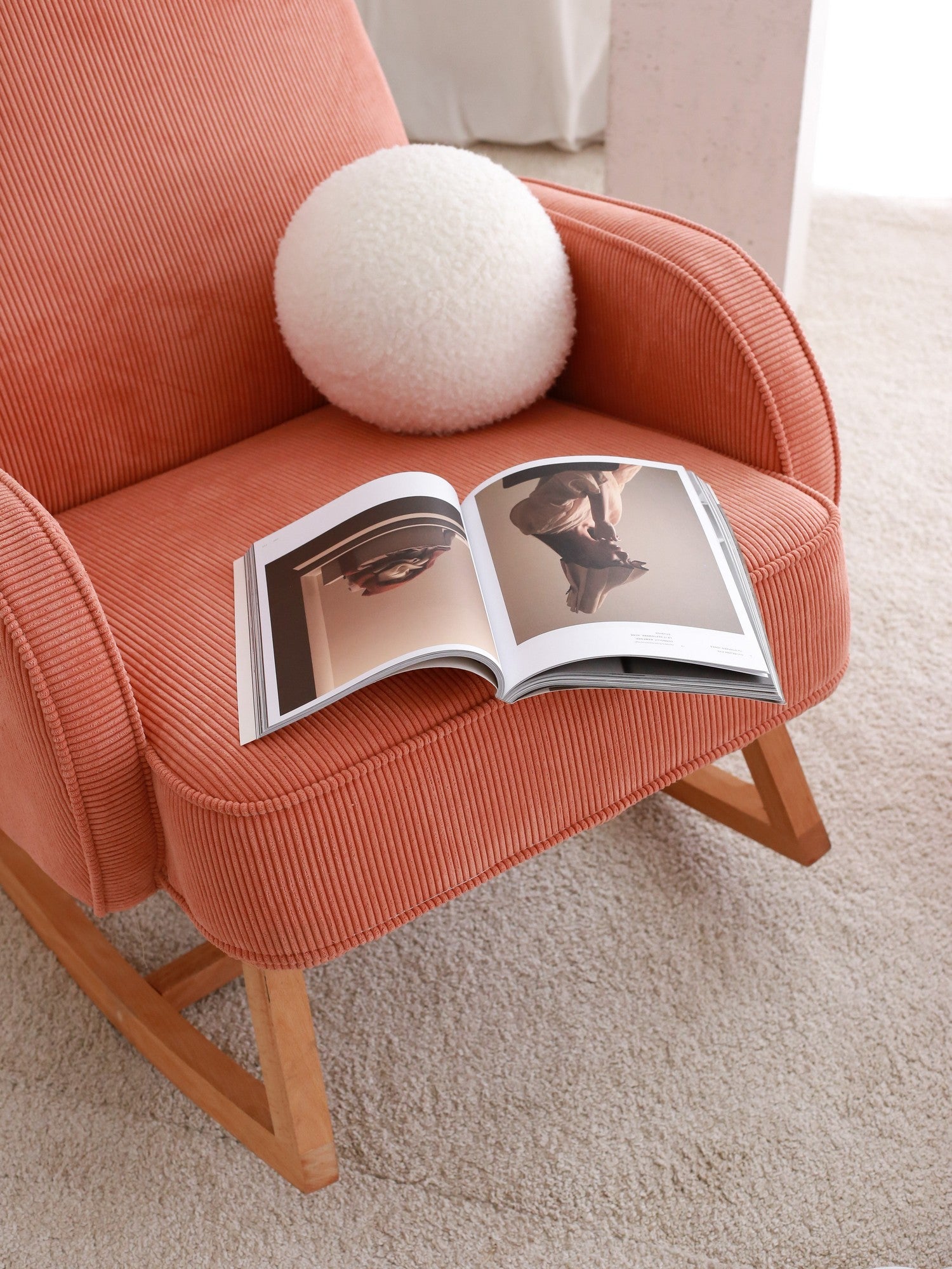 Poltrona Elegante Coral, Veludo Cotelê, 78 x 91 x 75 cm | 100% Poliéster, Estrutura em Faia, Pernas de 28 cm | Conforto e Estilo para Sala de Estar e Escritório