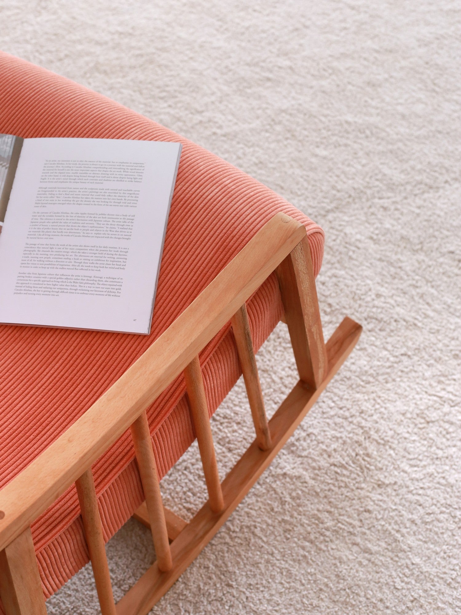 Poltrona Elegante Coral, Veludo Cotelê, 80 cm L x 93 cm A x 68 cm P | 100% Poliéster, Estrutura em Faia | Conforto e Estilo para Sala de Estar e Escritório