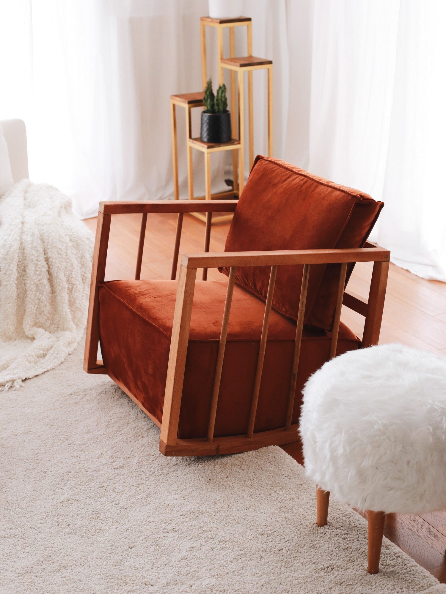Poltrona Cinnamon Wing, estrutura 100% madeira, tecido Babyface, 65 x 80 x 71 cm | Assento confortável com 56 cm de profundidade | Perfeita para espaços modernos