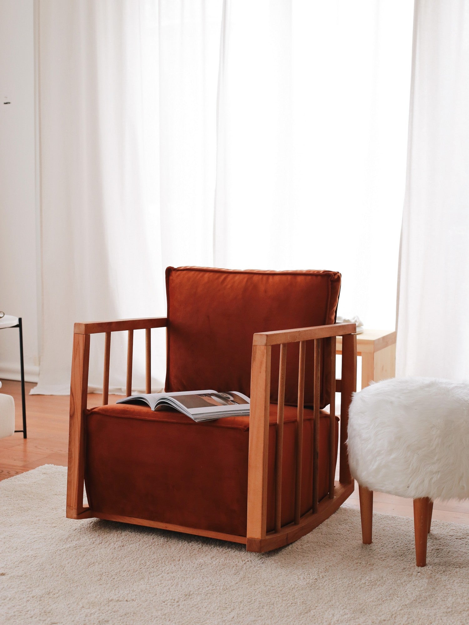 Poltrona Cinnamon Wing, estrutura 100% madeira, tecido Babyface, 65 x 80 x 71 cm | Assento confortável com 56 cm de profundidade | Perfeita para espaços modernos