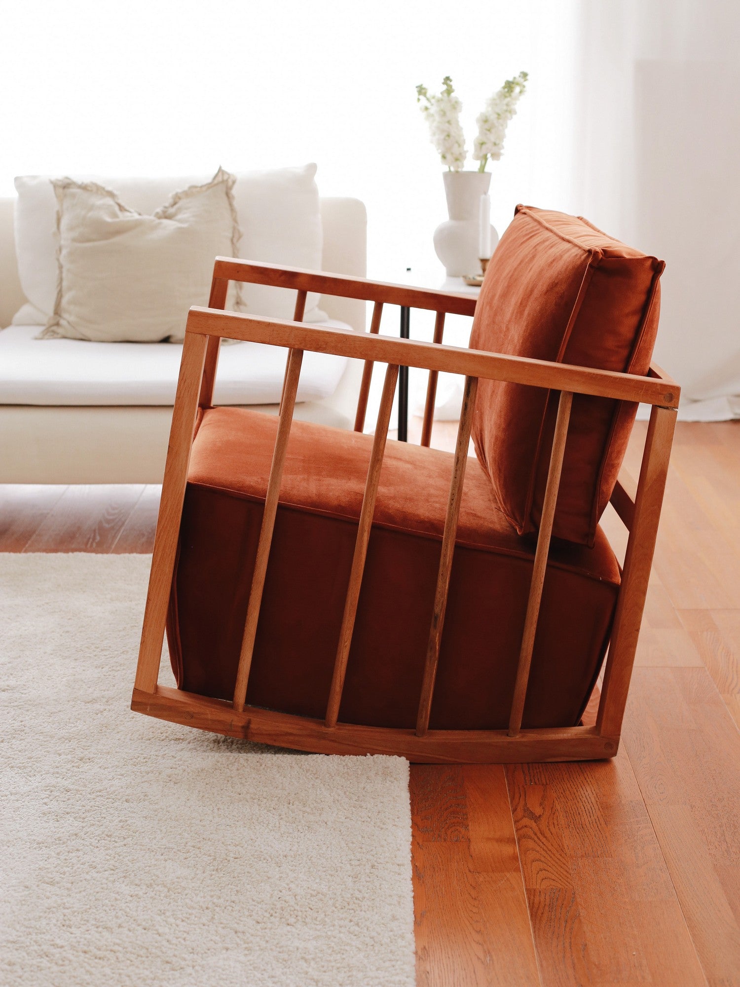Poltrona Cinnamon Wing, estrutura 100% madeira, tecido Babyface, 65 x 80 x 71 cm | Assento confortável com 56 cm de profundidade | Perfeita para espaços modernos