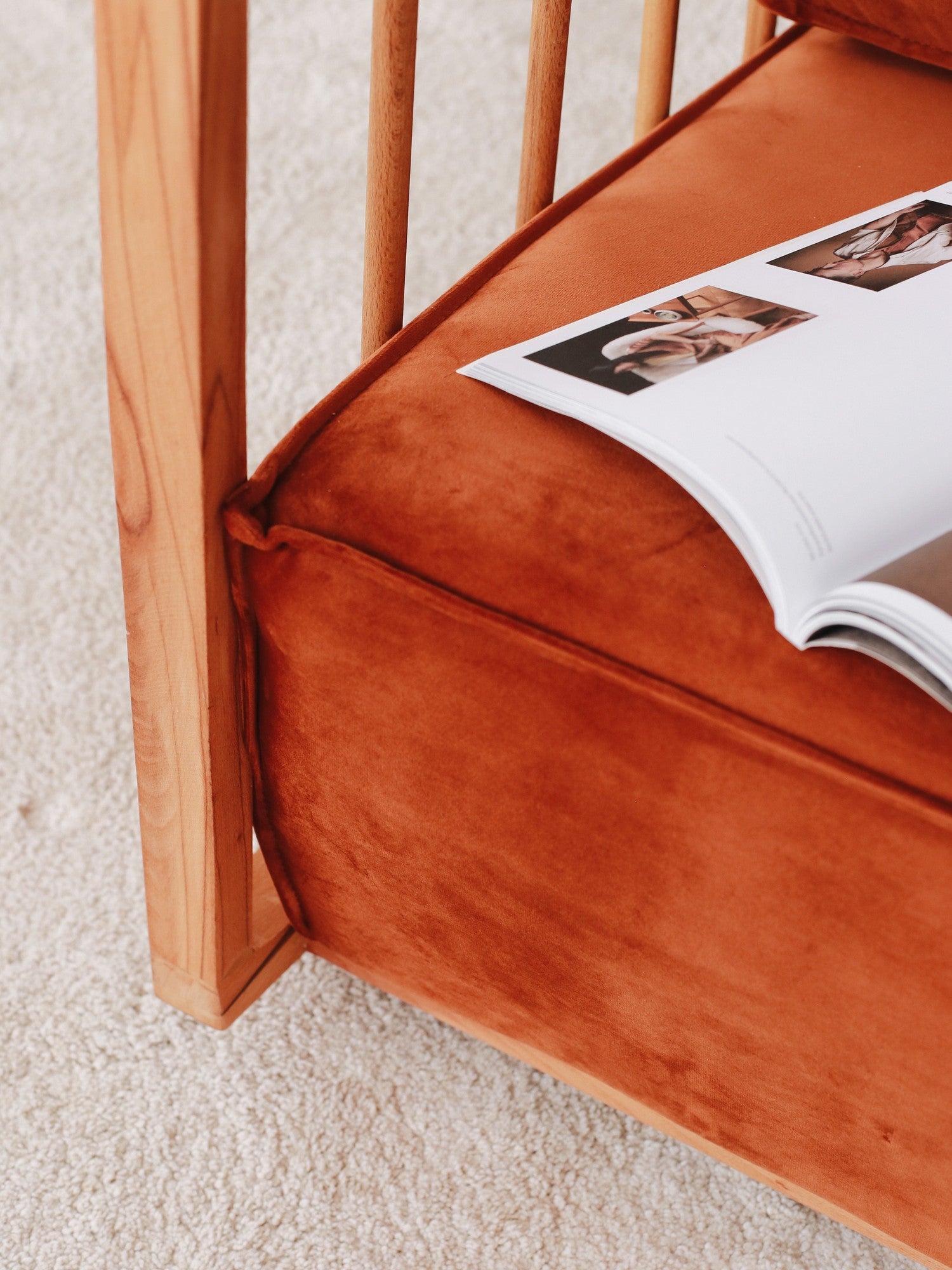 Poltrona Cinnamon Wing, estrutura 100% madeira, tecido Babyface, 65 x 80 x 71 cm | Assento confortável com 56 cm de profundidade | Perfeita para espaços modernos