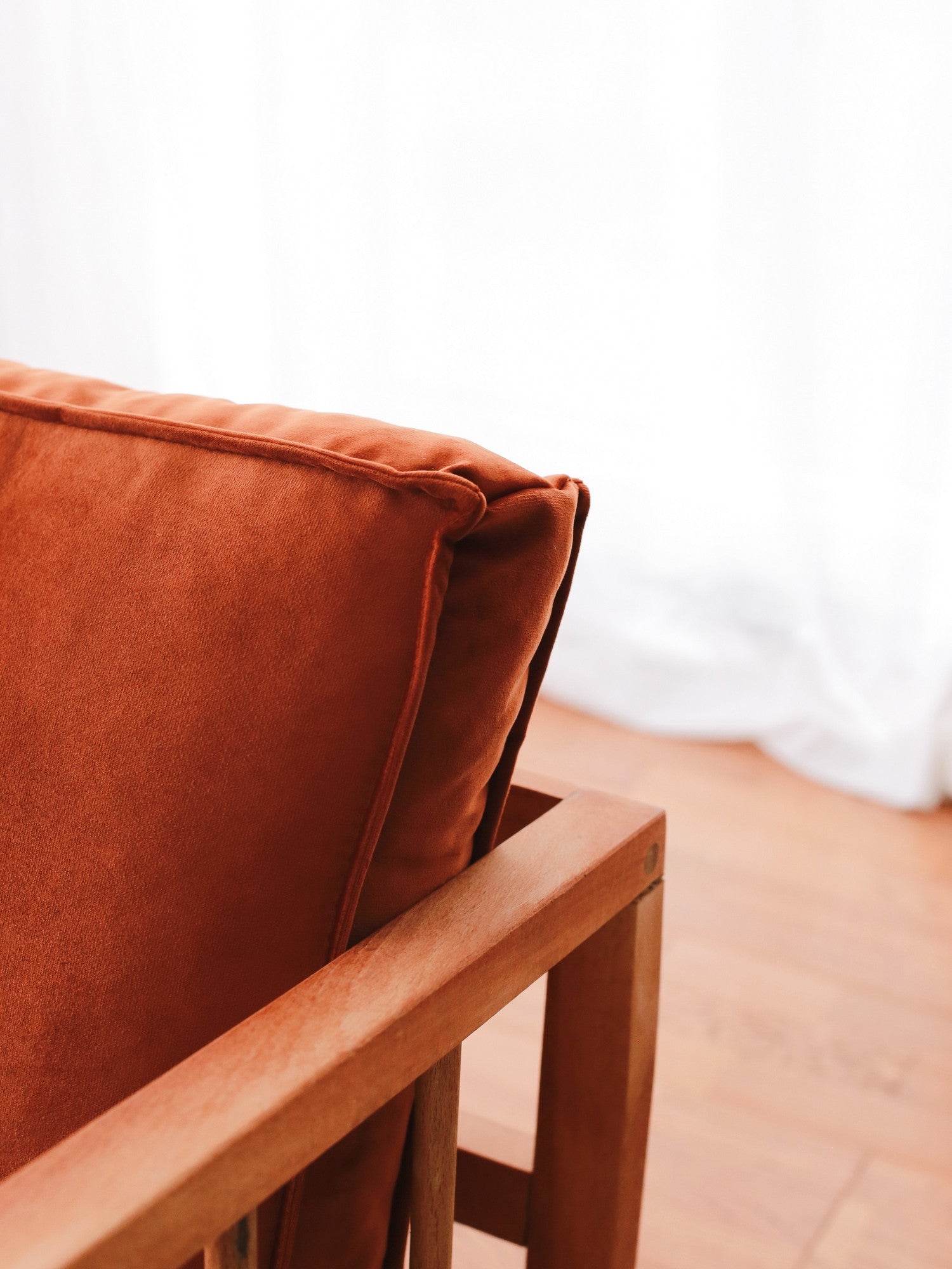 Poltrona Cinnamon Wing, estrutura 100% madeira, tecido Babyface, 65 x 80 x 71 cm | Assento confortável com 56 cm de profundidade | Perfeita para espaços modernos