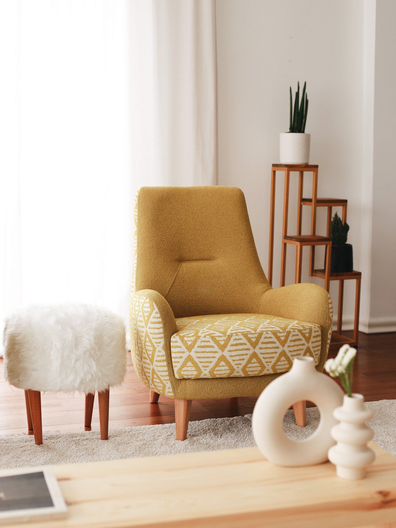 Poltrona Elegante, Tecido Teddy Amarelo, 75 x 95 x 88 cm | Estrutura 100% de Madeira, Altura Confortável para Sentar: 43 cm | Perfeita para Salas de Estar e Escritórios Modernos