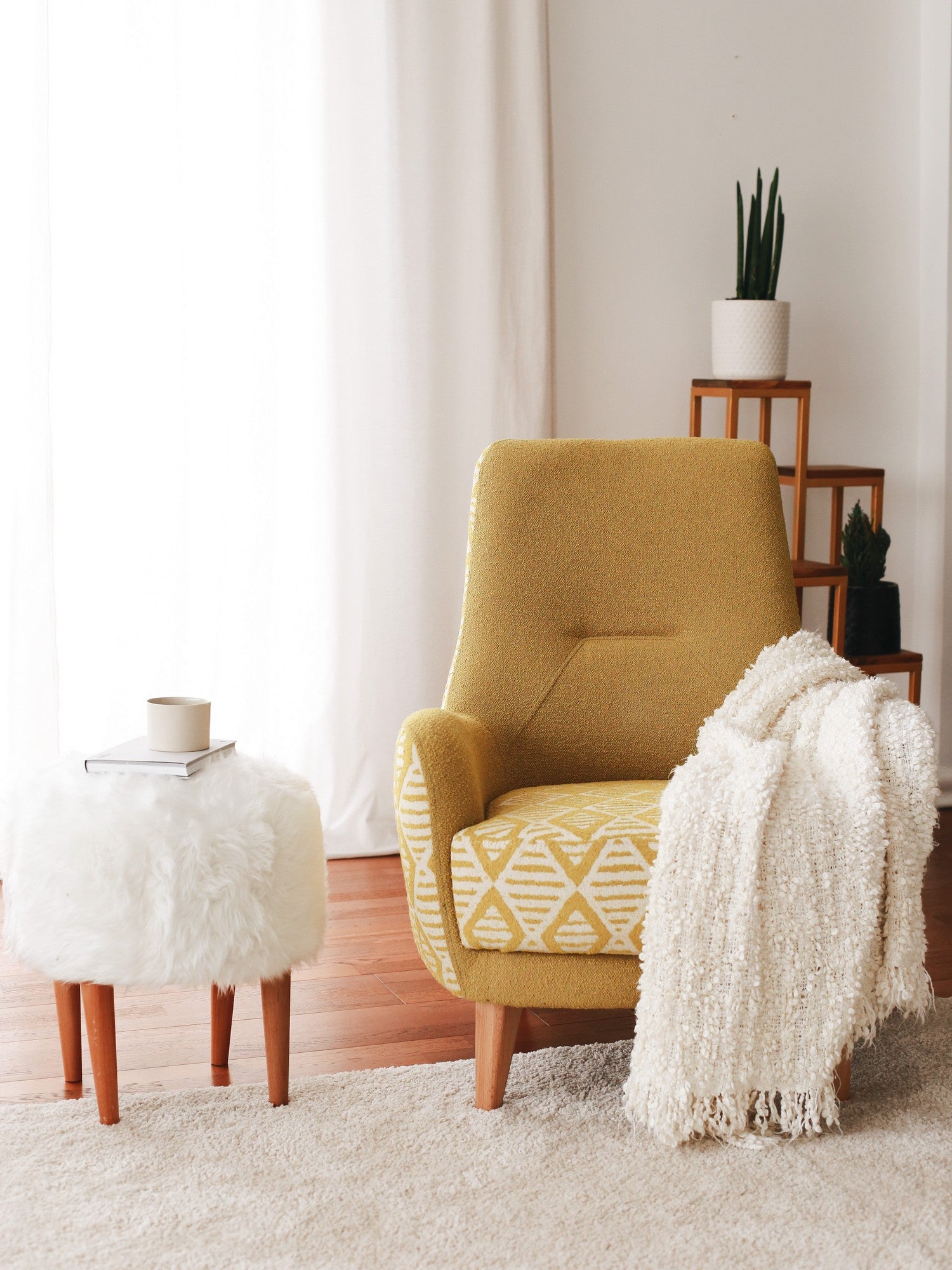 Poltrona Elegante, Tecido Teddy Amarelo, 75 x 95 x 88 cm | Estrutura 100% de Madeira, Altura Confortável para Sentar: 43 cm | Perfeita para Salas de Estar e Escritórios Modernos