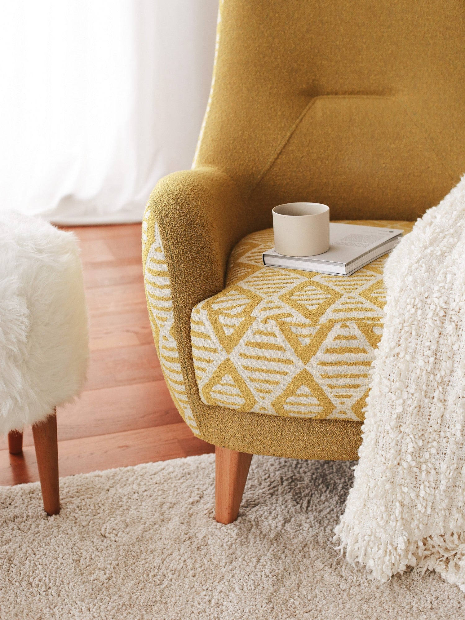 Poltrona Elegante, Tecido Teddy Amarelo, 75 x 95 x 88 cm | Estrutura 100% de Madeira, Altura Confortável para Sentar: 43 cm | Perfeita para Salas de Estar e Escritórios Modernos