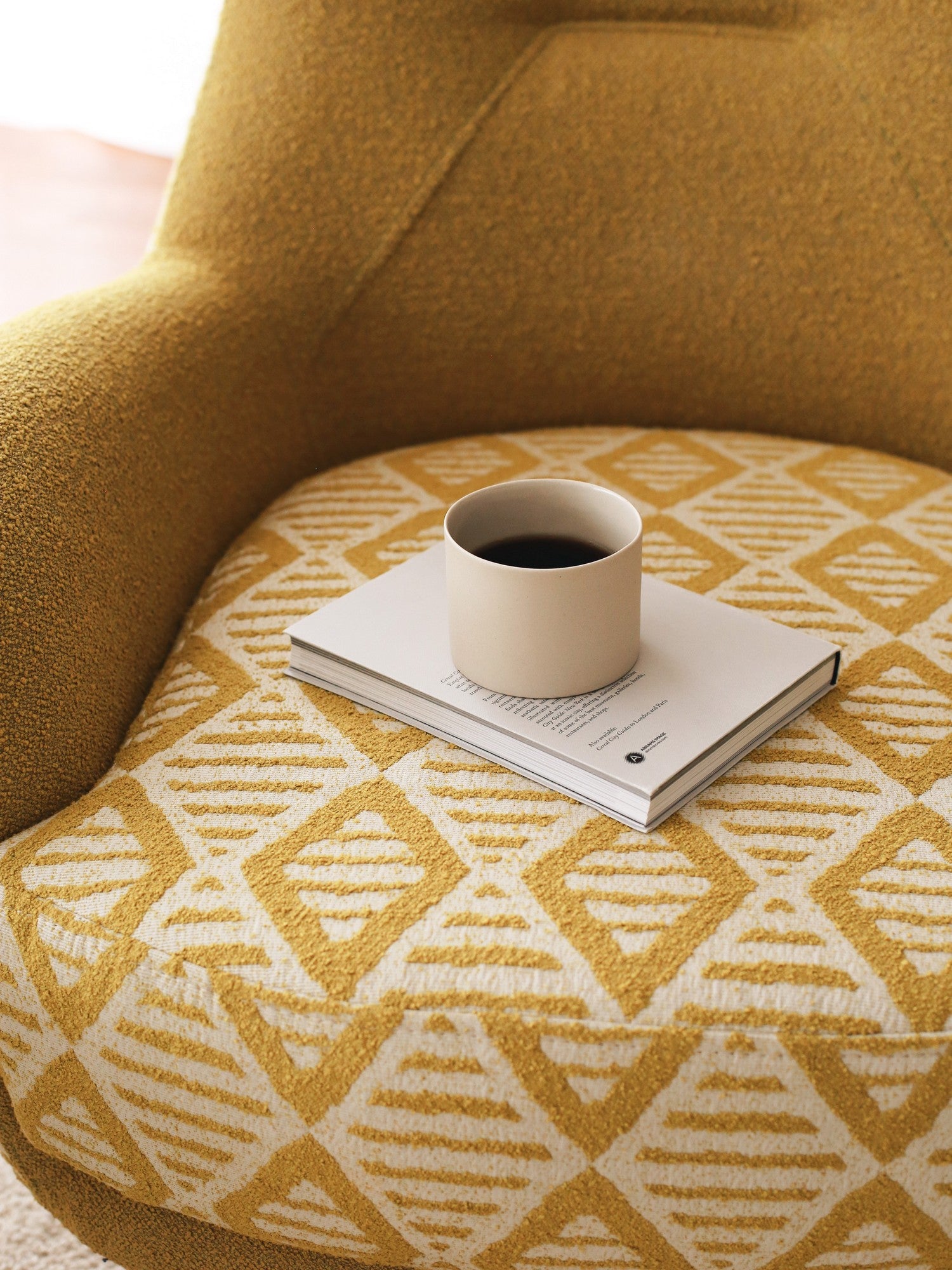 Poltrona Elegante, Tecido Teddy Amarelo, 75 x 95 x 88 cm | Estrutura 100% de Madeira, Altura Confortável para Sentar: 43 cm | Perfeita para Salas de Estar e Escritórios Modernos