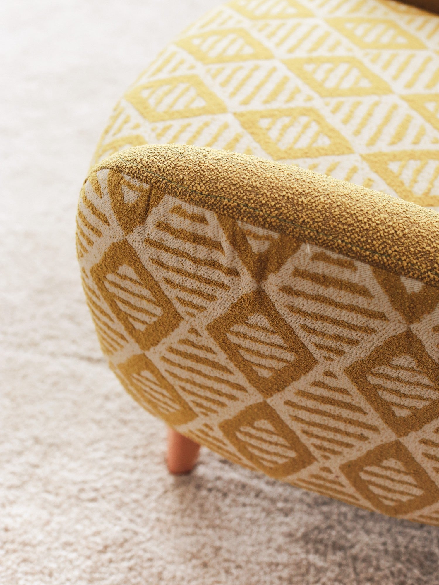 Poltrona Elegante, Tecido Teddy Amarelo, 75 x 95 x 88 cm | Estrutura 100% de Madeira, Altura Confortável para Sentar: 43 cm | Perfeita para Salas de Estar e Escritórios Modernos