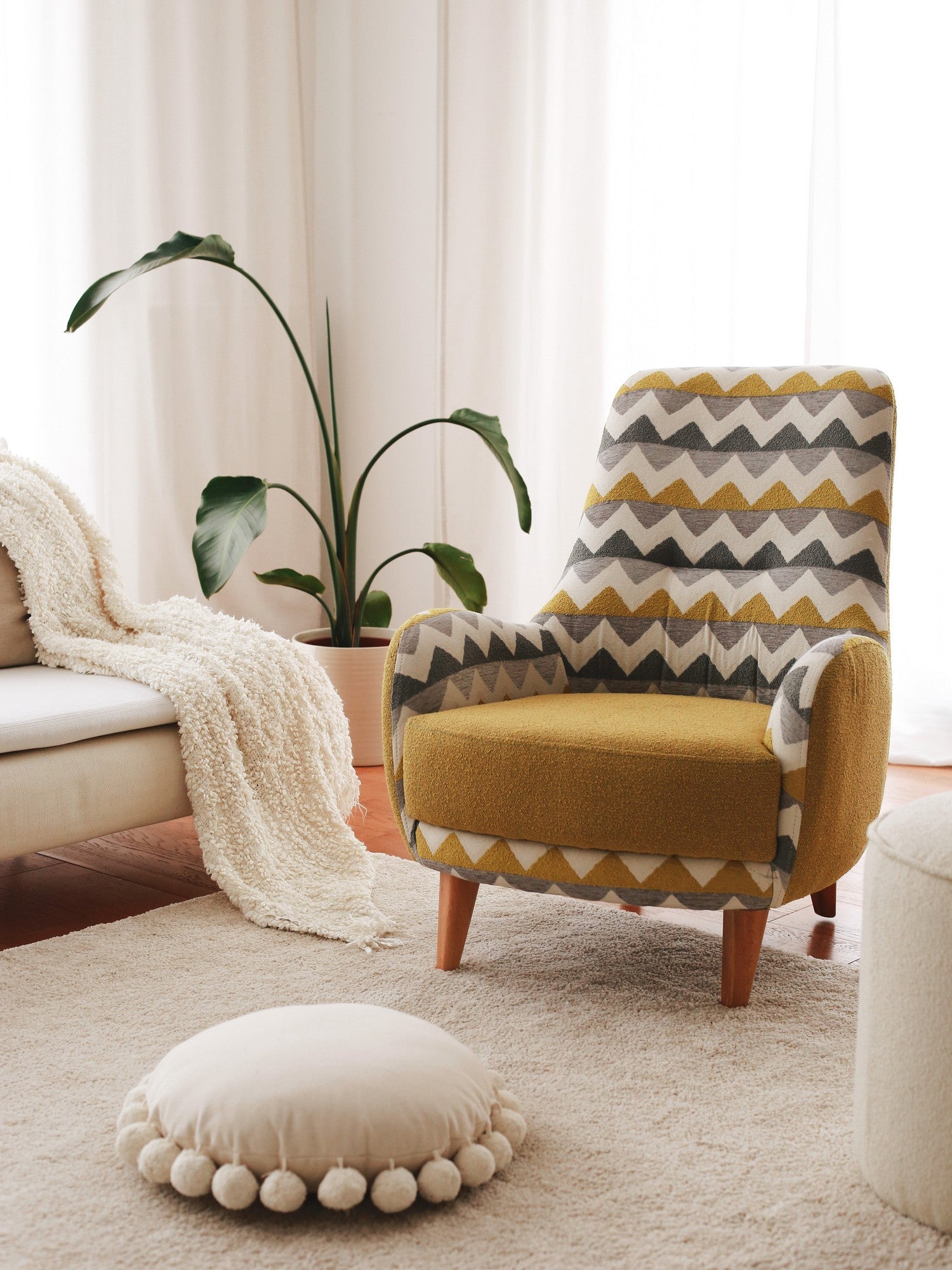 Poltrona elegante com estrutura 100% madeira, tecido Teddy, 75 cm L x 95 cm A x 88 cm P | Altura confortável para sentar: 43 cm | Perfeita para sala de estar e escritório