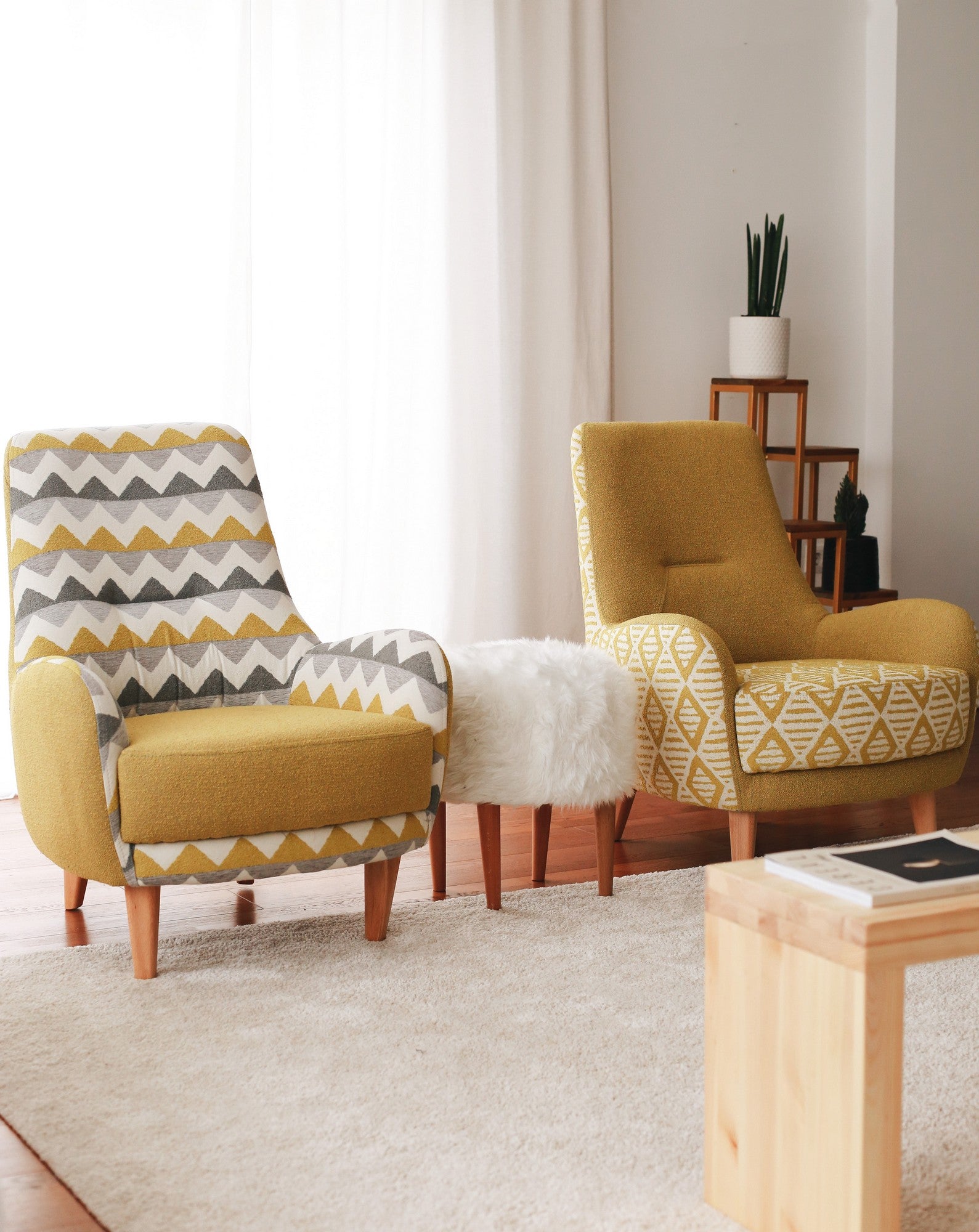 Poltrona elegante com estrutura 100% madeira, tecido Teddy, 75 cm L x 95 cm A x 88 cm P | Altura confortável para sentar: 43 cm | Perfeita para sala de estar e escritório