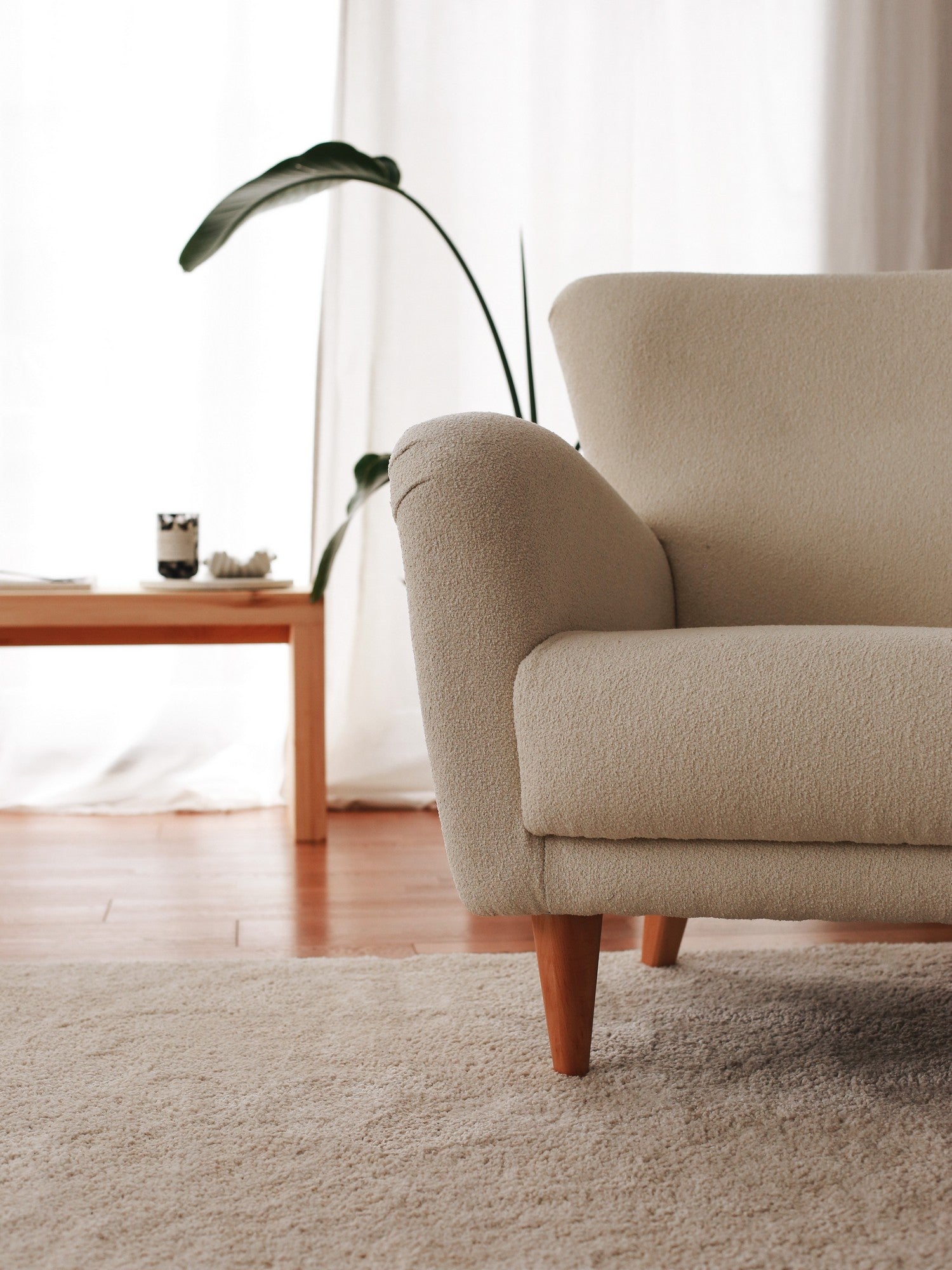 Poltrona Elegante, Tecido Teddy Branco, 85 x 85 x 82 cm | Estrutura 100% Madeira, Altura Confortável para Sentar: 43 cm | Perfeita para Salas de Estar e Escritórios Modernos