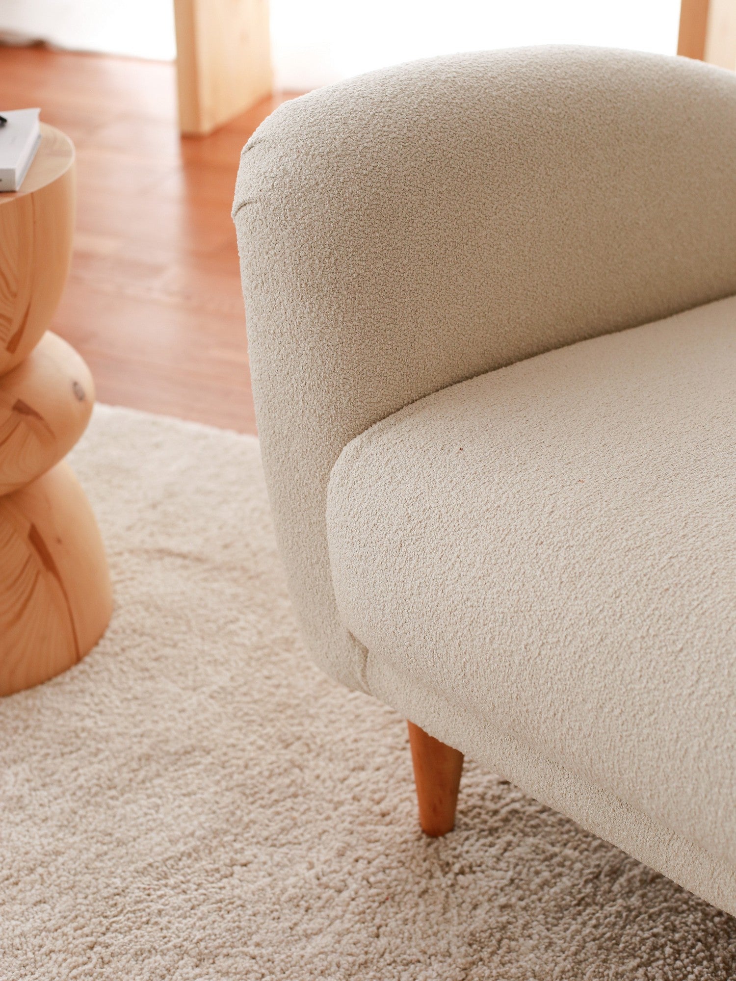 Poltrona Elegante, Tecido Teddy Branco, 85 x 85 x 82 cm | Estrutura 100% Madeira, Altura Confortável para Sentar: 43 cm | Perfeita para Salas de Estar e Escritórios Modernos