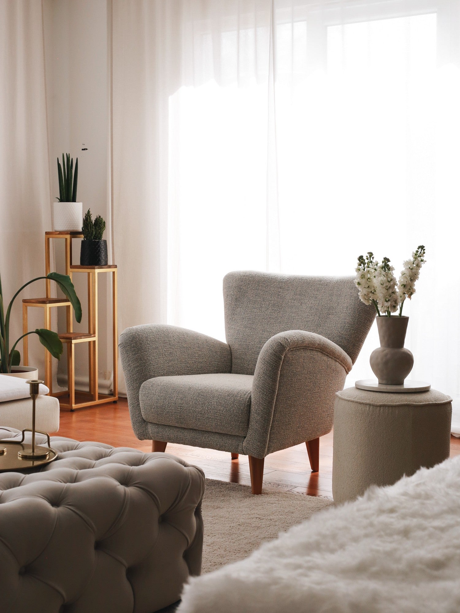 Poltrona Elegante, Tecido Teddy Cinza, 85 x 82 x 85 cm | Estrutura 100% Madeira, Conforto Macio com Espuma DNS 30 | Perfeita para Sala de Estar e Escritório