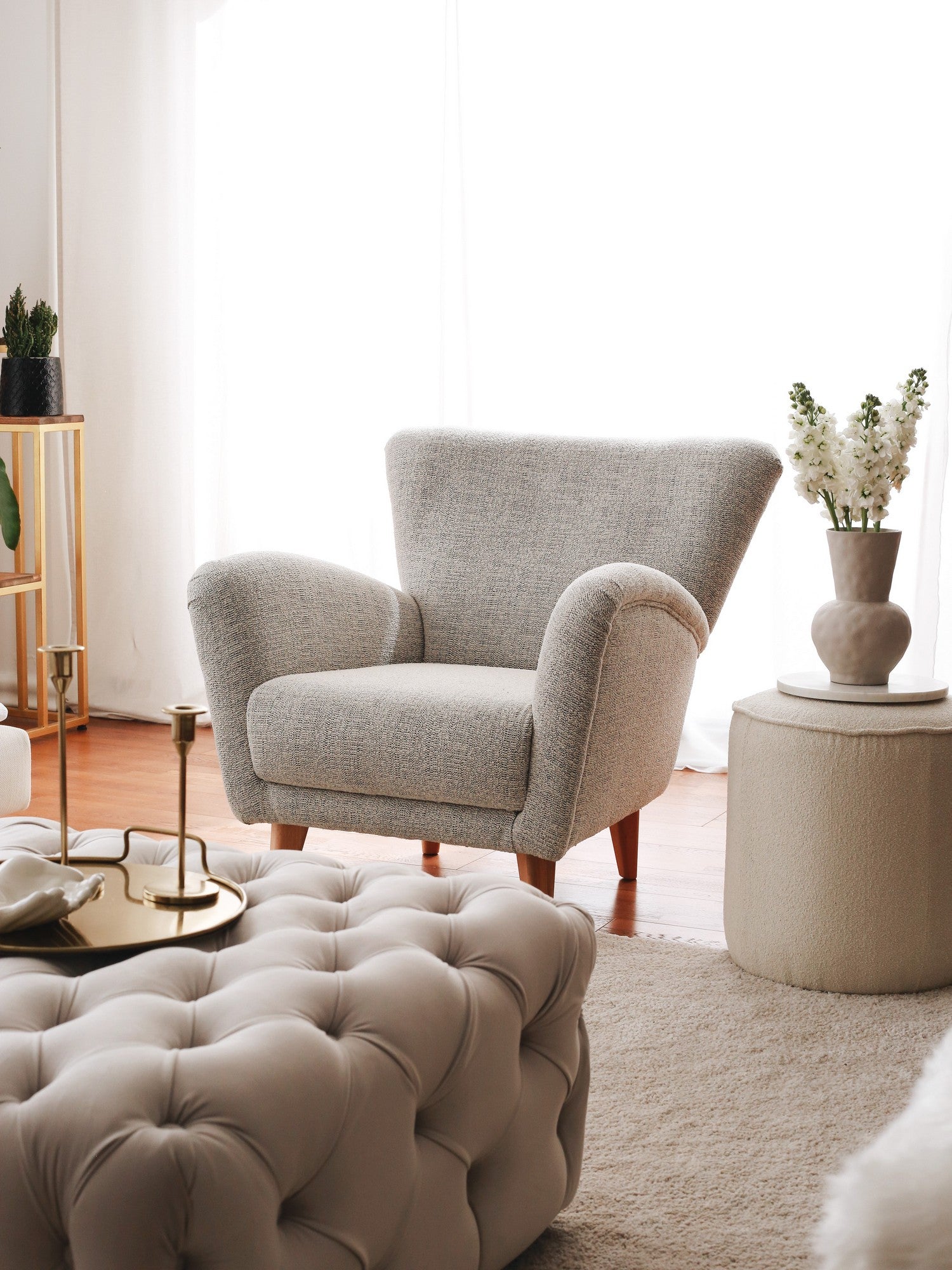 Poltrona Elegante, Tecido Teddy Cinza, 85 x 82 x 85 cm | Estrutura 100% Madeira, Conforto Macio com Espuma DNS 30 | Perfeita para Sala de Estar e Escritório