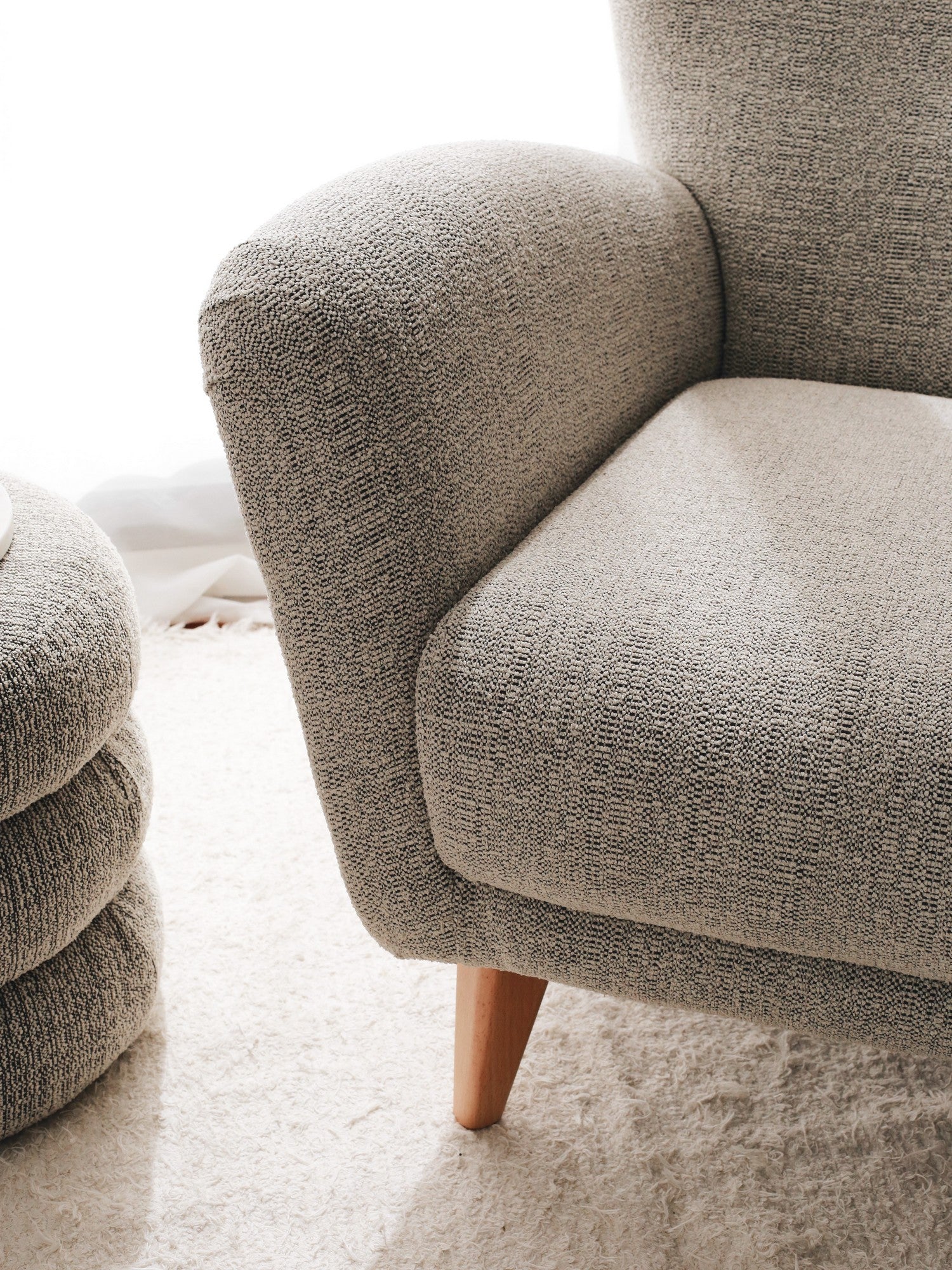 Poltrona Elegante, Tecido Teddy Cinza, 85 x 82 x 85 cm | Estrutura 100% Madeira, Conforto Macio com Espuma DNS 30 | Perfeita para Sala de Estar e Escritório