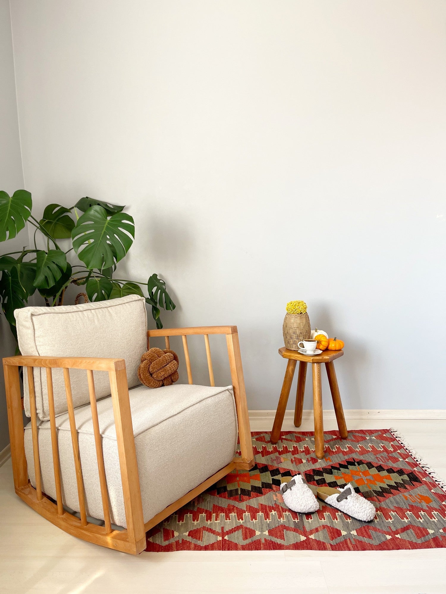 Poltrona Elegante, Branca, 65 cm L x 80 cm A x 71 cm P | Estrutura 100% Madeira, Tecido Babyface | Perfeita para Salas de Estar Modernas e Espaços Aconchegantes