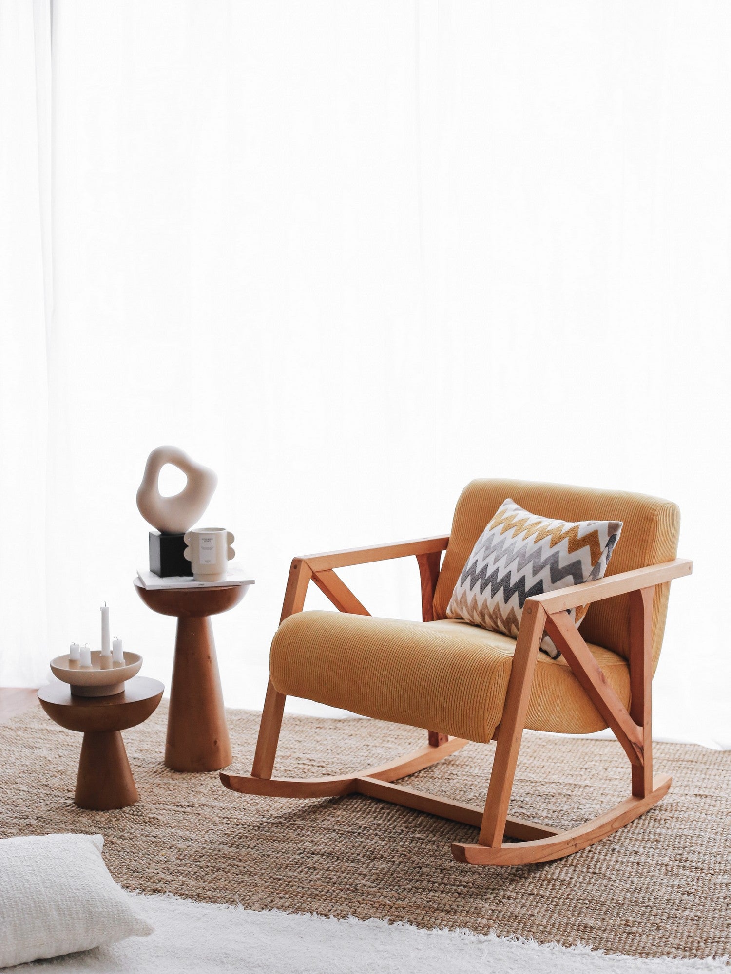 Poltrona elegante de veludo amarelo, 67 cm L x 75 cm A x 85 cm P | Pernas de madeira resistentes, altura confortável para sentar de 51 cm | Perfeita para espaços de convivência modernos