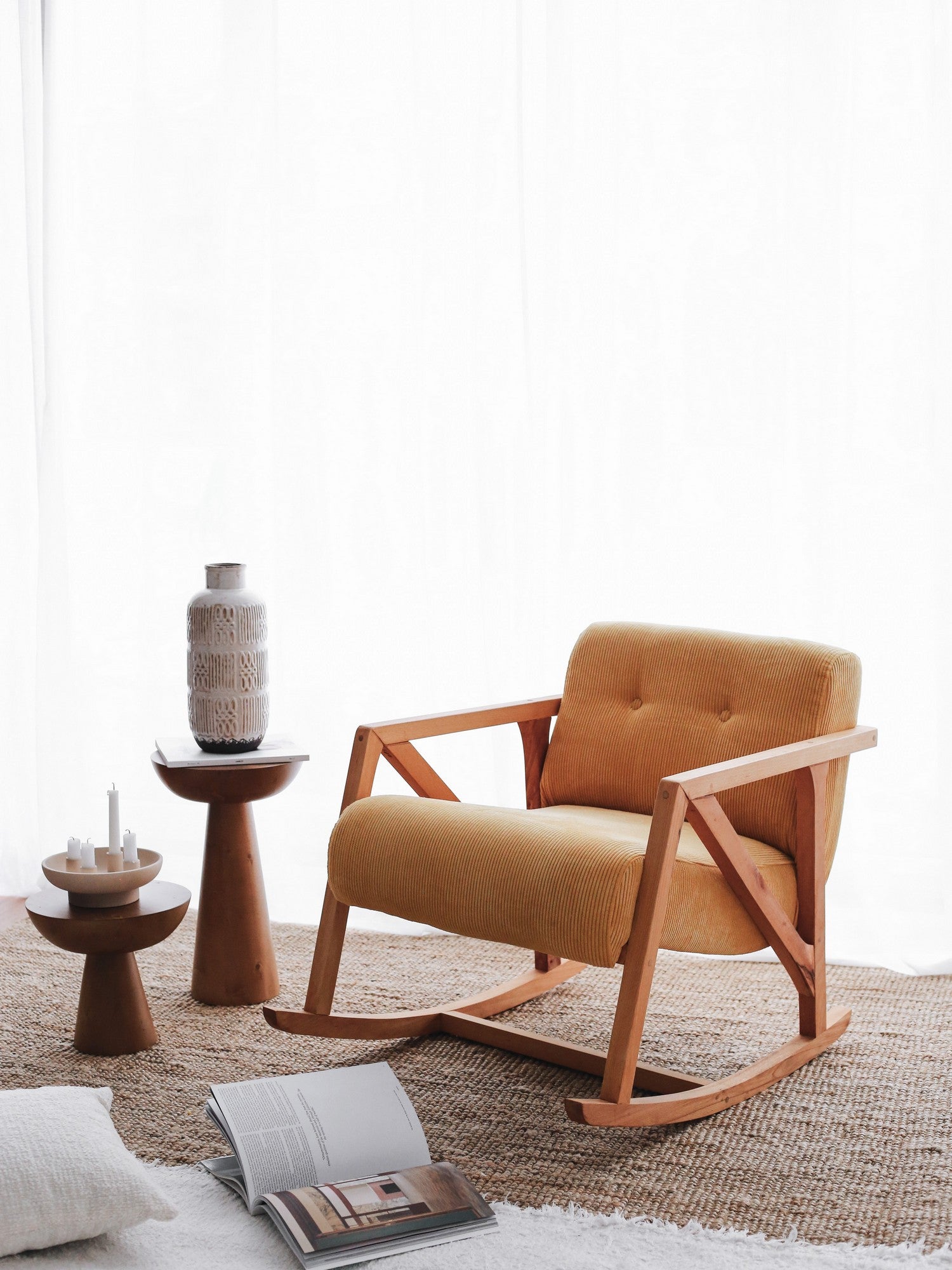 Poltrona elegante de veludo amarelo, 67 cm L x 75 cm A x 85 cm P | Pernas de madeira resistentes, altura confortável para sentar de 51 cm | Perfeita para espaços de convivência modernos