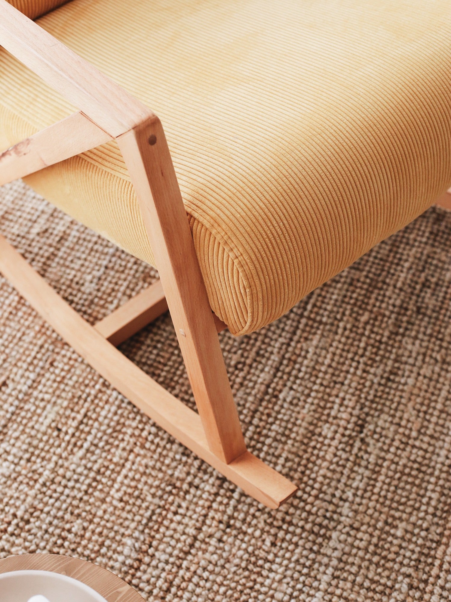 Poltrona elegante de veludo amarelo, 67 cm L x 75 cm A x 85 cm P | Pernas de madeira resistentes, altura confortável para sentar de 51 cm | Perfeita para espaços de convivência modernos