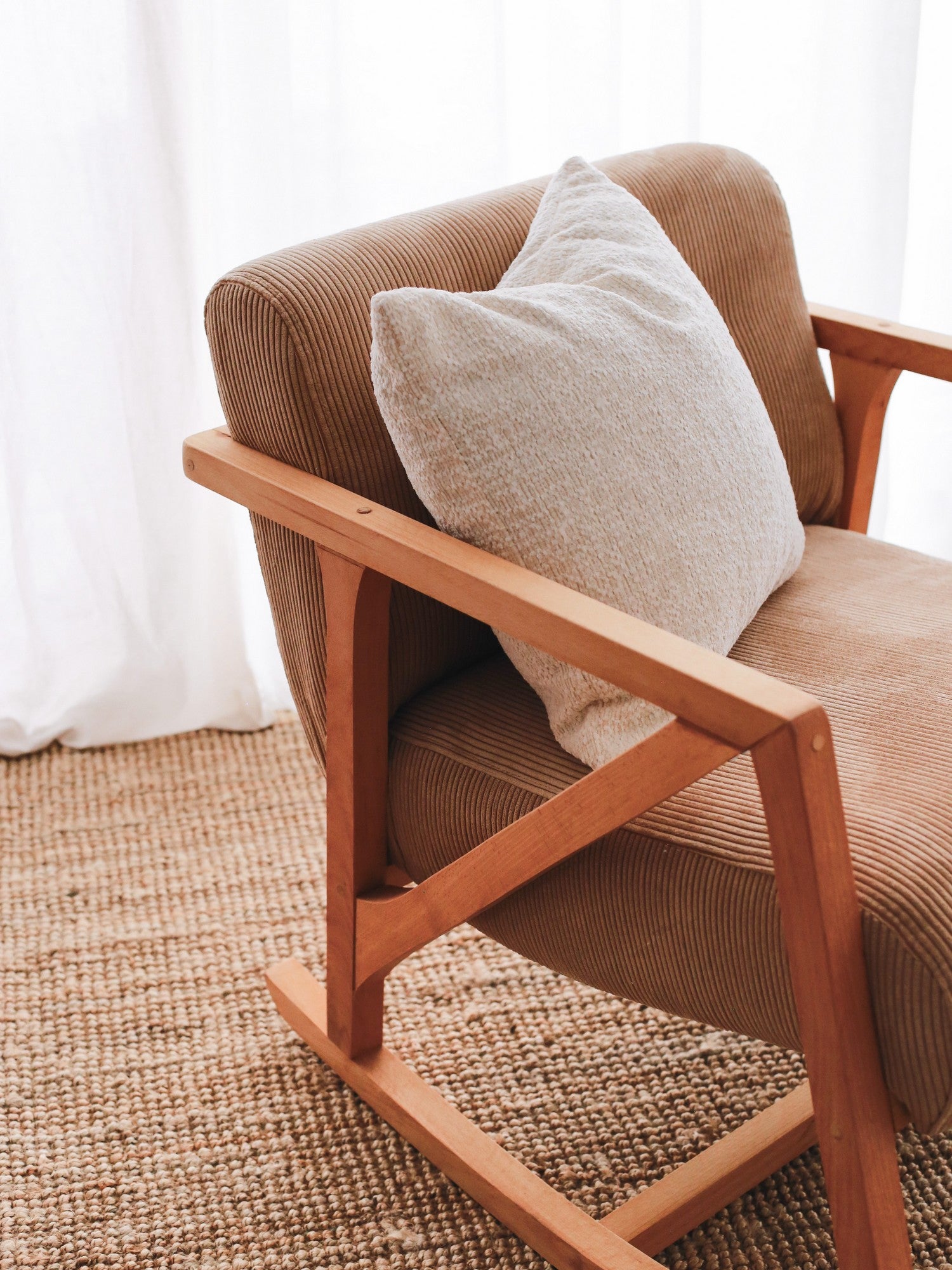 Poltrona elegante de veludo, cor camelo, 85 x 75 x 67 cm | Tecido 100% veludo, pernas de madeira, elegante e confortável para sala de estar e escritório