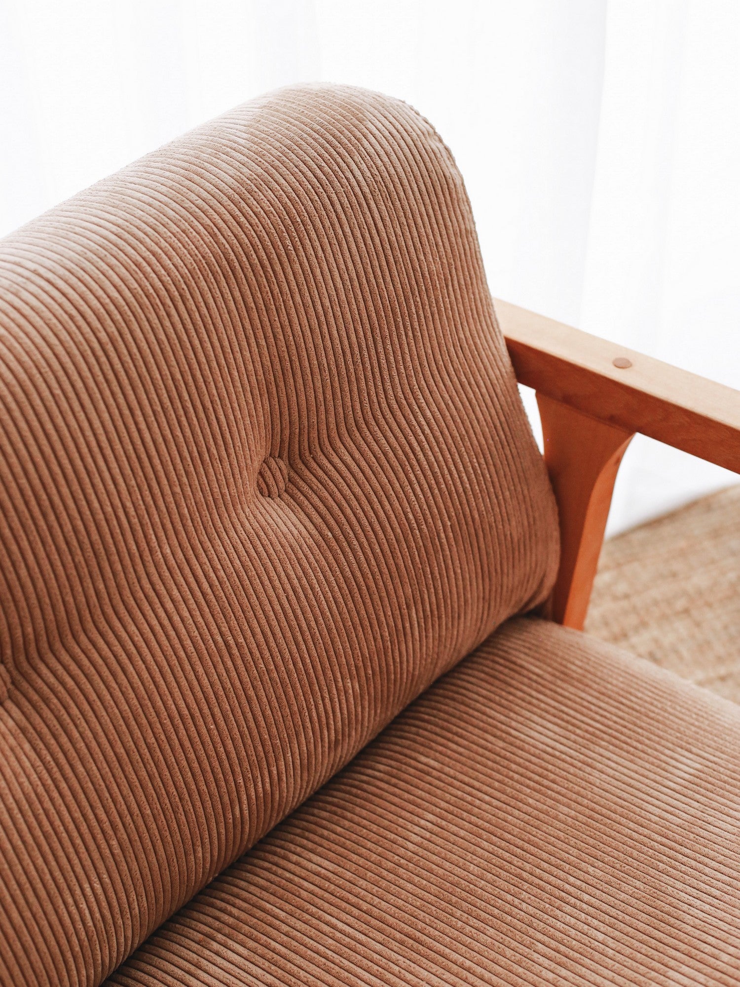 Poltrona elegante de veludo, cor camelo, 85 x 75 x 67 cm | Tecido 100% veludo, pernas de madeira, elegante e confortável para sala de estar e escritório