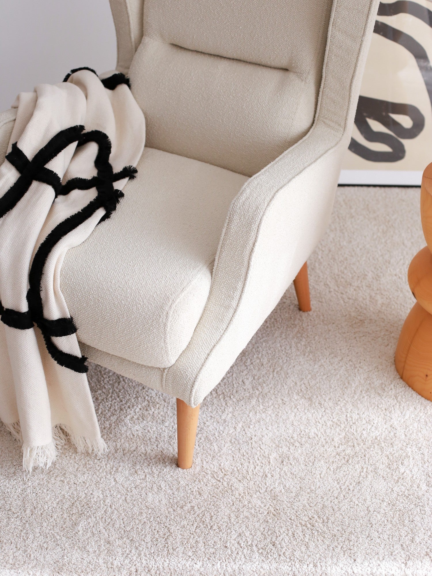 Poltrona Elegante, Tecido Teddy Creme, 78 x 94 x 70 cm | Estrutura 100% Madeira, Altura Confortável para Sentar: 43 cm | Perfeita para Sala de Estar e Escritório