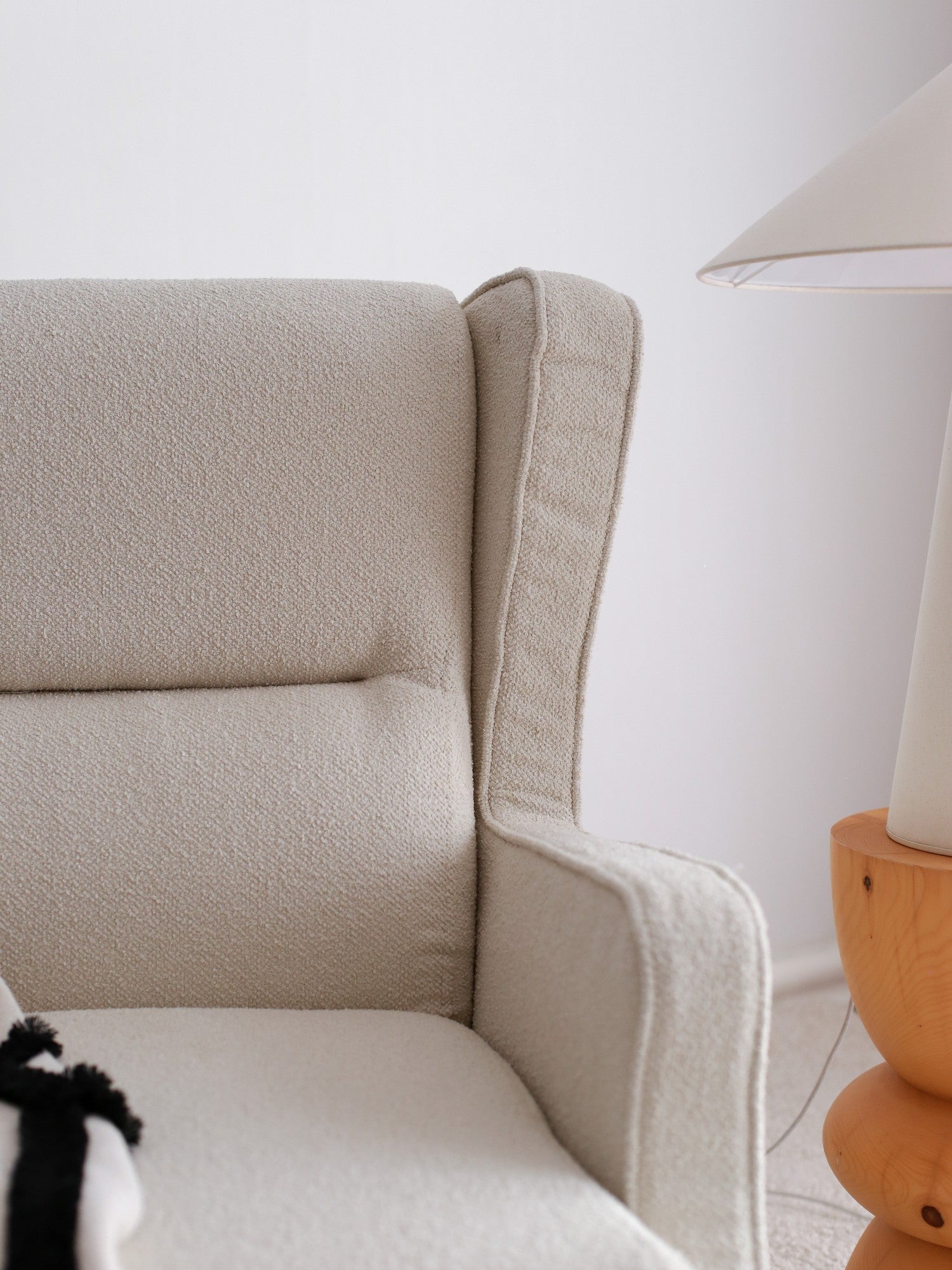 Poltrona Elegante, Tecido Teddy Creme, 78 x 94 x 70 cm | Estrutura 100% Madeira, Altura Confortável para Sentar: 43 cm | Perfeita para Sala de Estar e Escritório