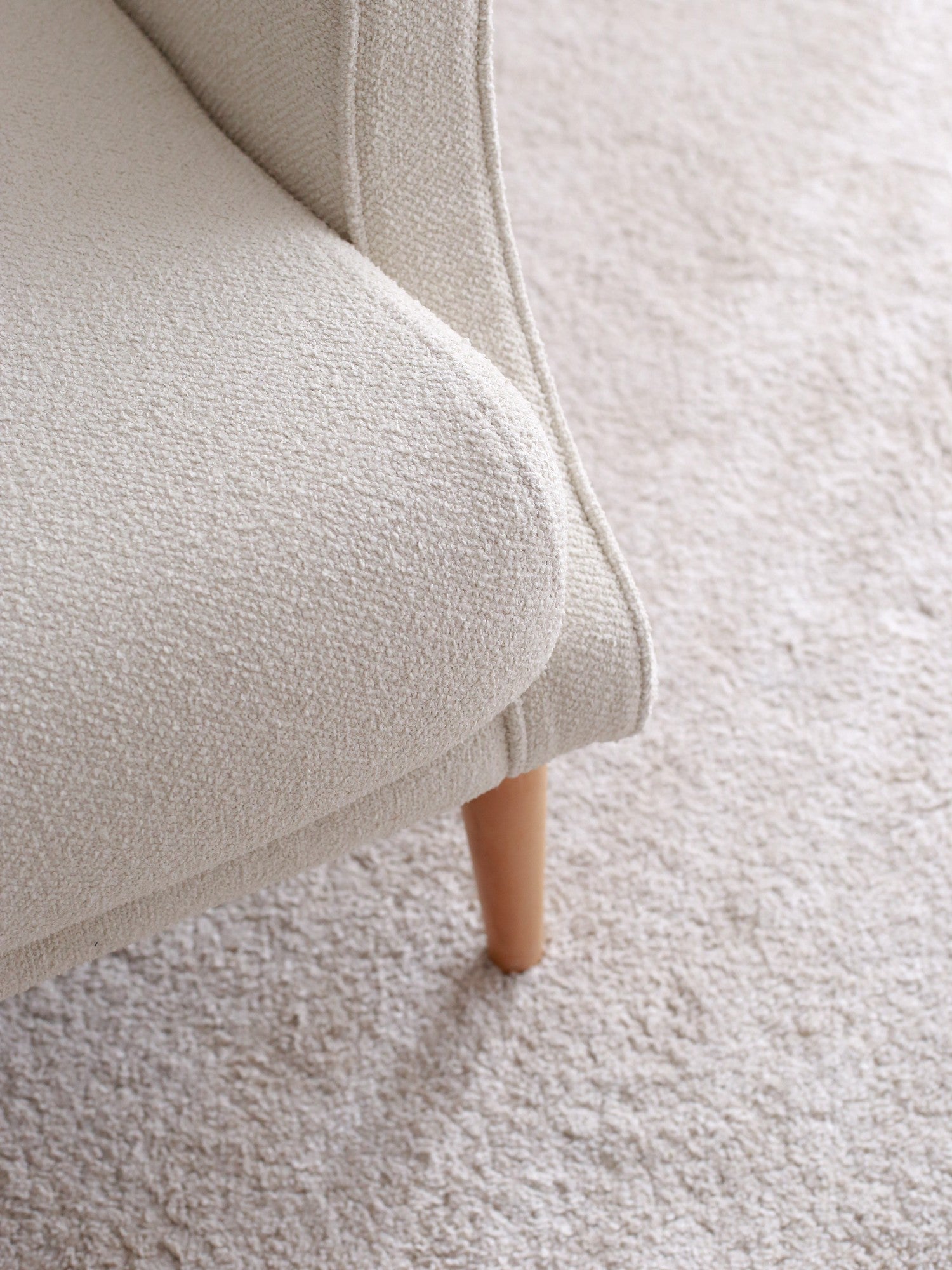 Poltrona Elegante, Tecido Teddy Creme, 78 x 94 x 70 cm | Estrutura 100% Madeira, Altura Confortável para Sentar: 43 cm | Perfeita para Sala de Estar e Escritório