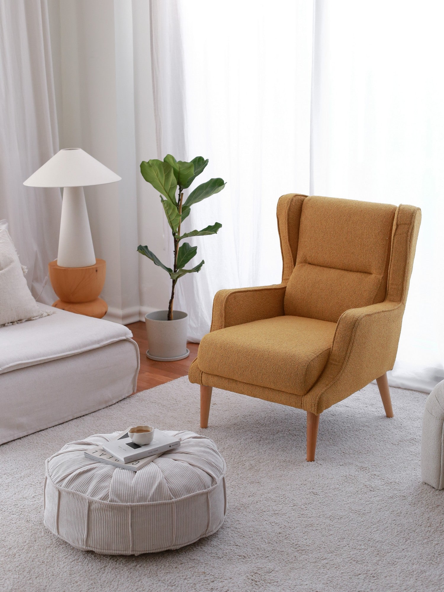 Poltrona Elegante com Asas na Cor Mostarda, Estrutura 100% Madeira, Tecido Teddy, 78 x 94 x 70 cm | Perfeita para Sala de Estar e Escritório, Conforto e Suporte com Estilo