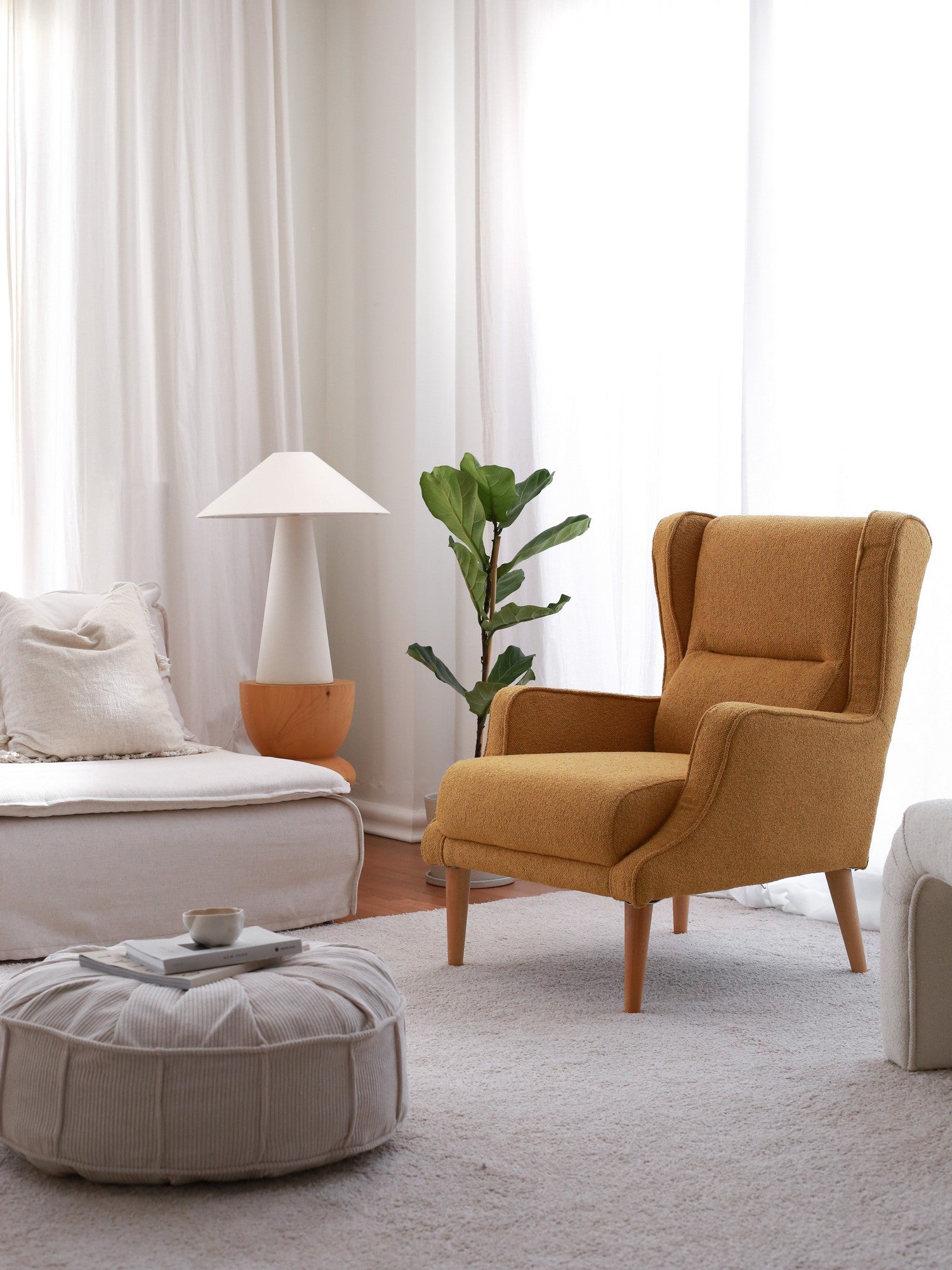 Poltrona Elegante com Asas na Cor Mostarda, Estrutura 100% Madeira, Tecido Teddy, 78 x 94 x 70 cm | Perfeita para Sala de Estar e Escritório, Conforto e Suporte com Estilo