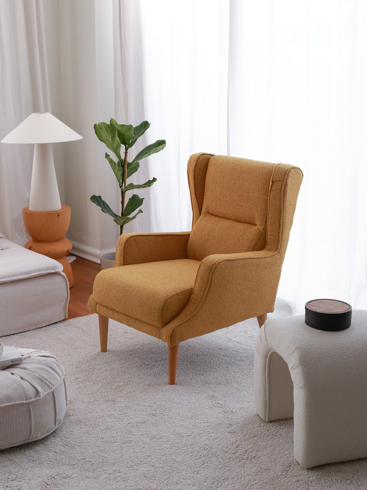 Poltrona Elegante com Asas na Cor Mostarda, Estrutura 100% Madeira, Tecido Teddy, 78 x 94 x 70 cm | Perfeita para Sala de Estar e Escritório, Conforto e Suporte com Estilo