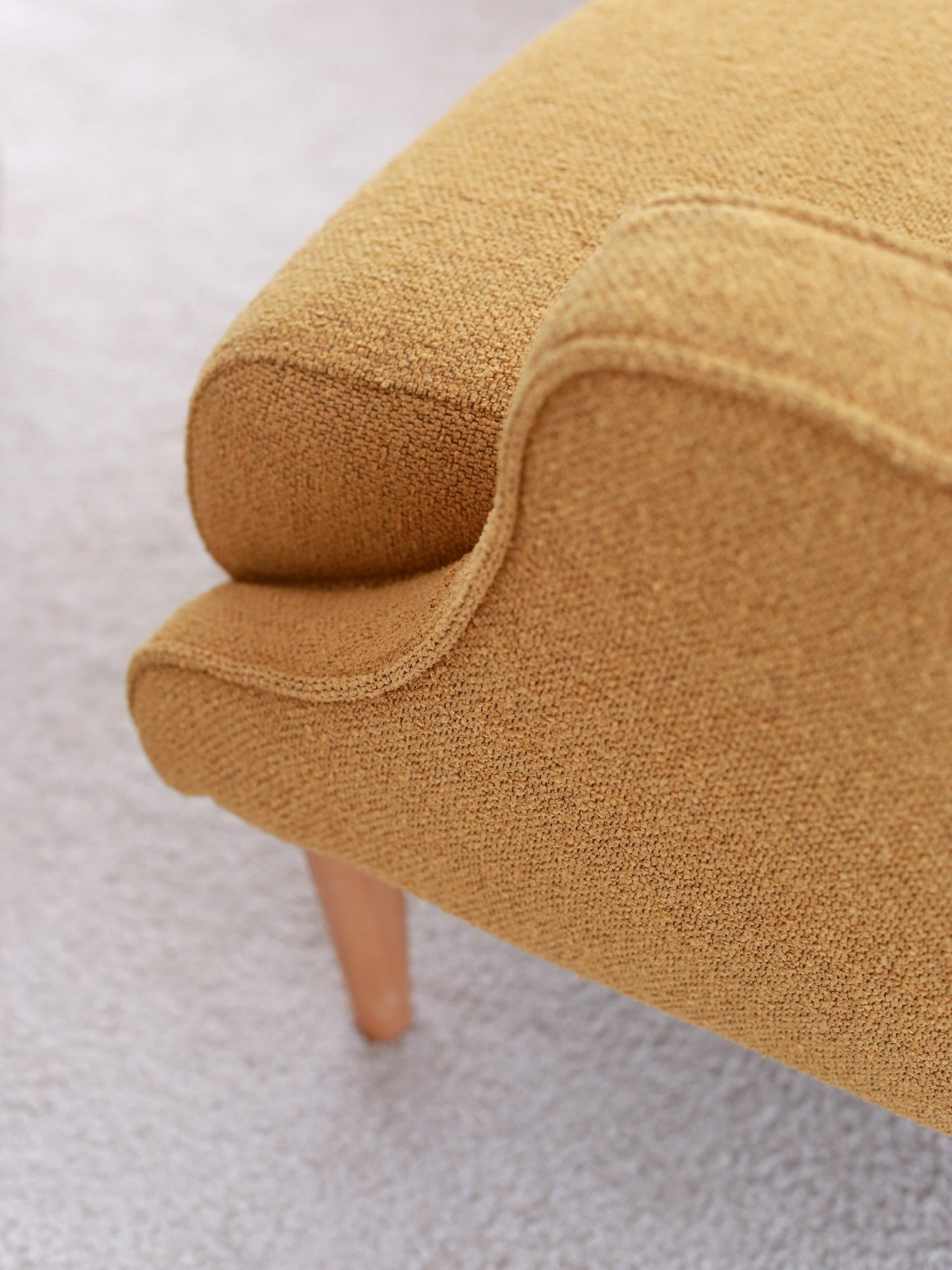 Poltrona Elegante com Asas na Cor Mostarda, Estrutura 100% Madeira, Tecido Teddy, 78 x 94 x 70 cm | Perfeita para Sala de Estar e Escritório, Conforto e Suporte com Estilo