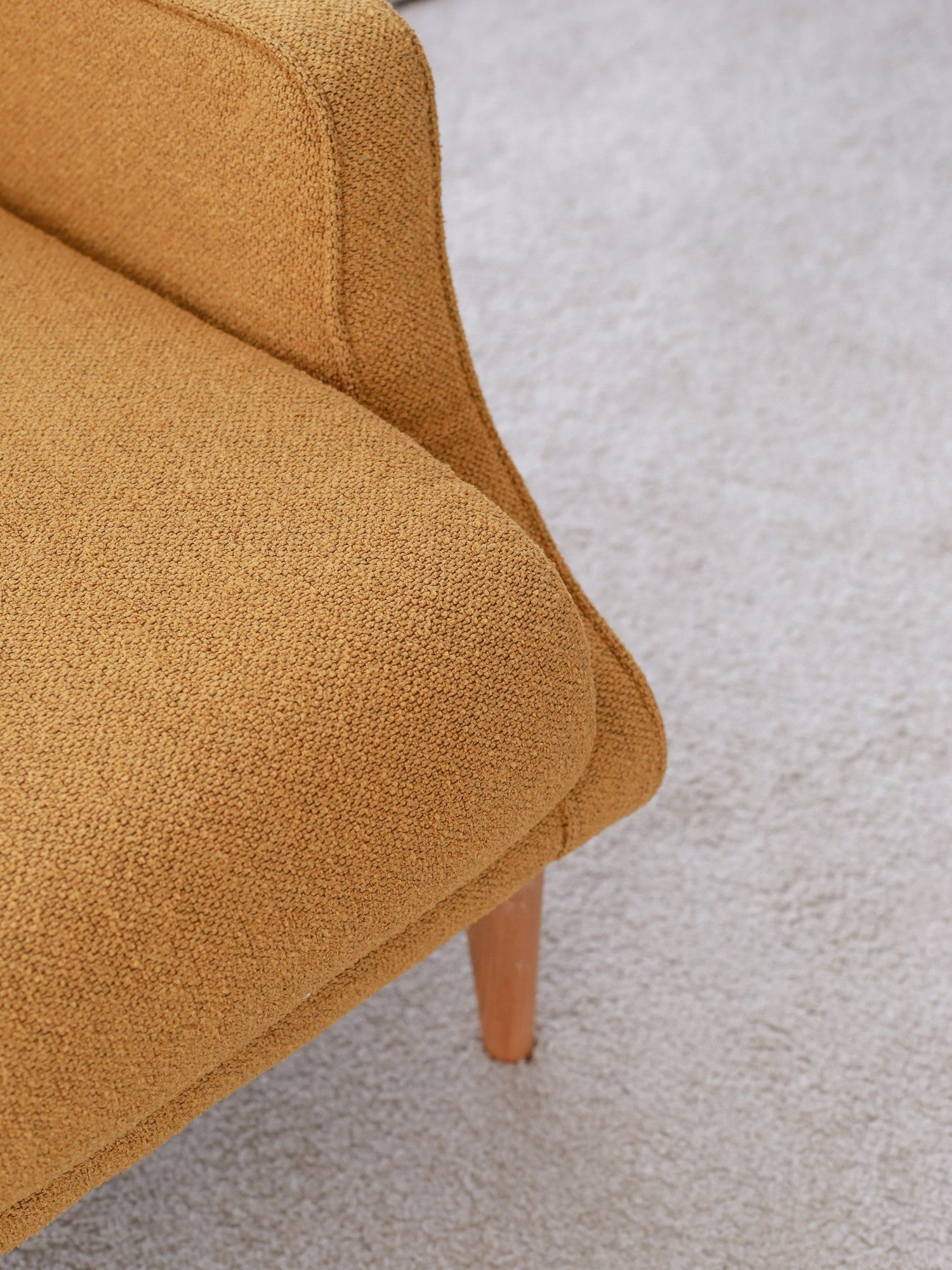 Poltrona Elegante com Asas na Cor Mostarda, Estrutura 100% Madeira, Tecido Teddy, 78 x 94 x 70 cm | Perfeita para Sala de Estar e Escritório, Conforto e Suporte com Estilo