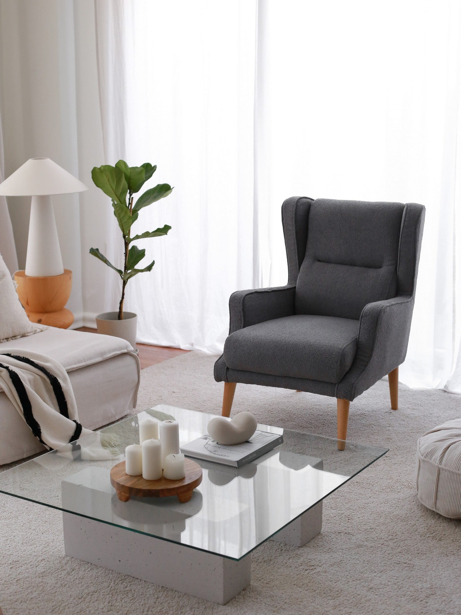 Poltrona Elegante, Cor Fume, 78 x 94 x 70 cm | Estrutura 100% Madeira, Tecido Teddy Macio | Perfeita para Sala de Estar e Espaços Aconchegantes, Conforto e Estilo