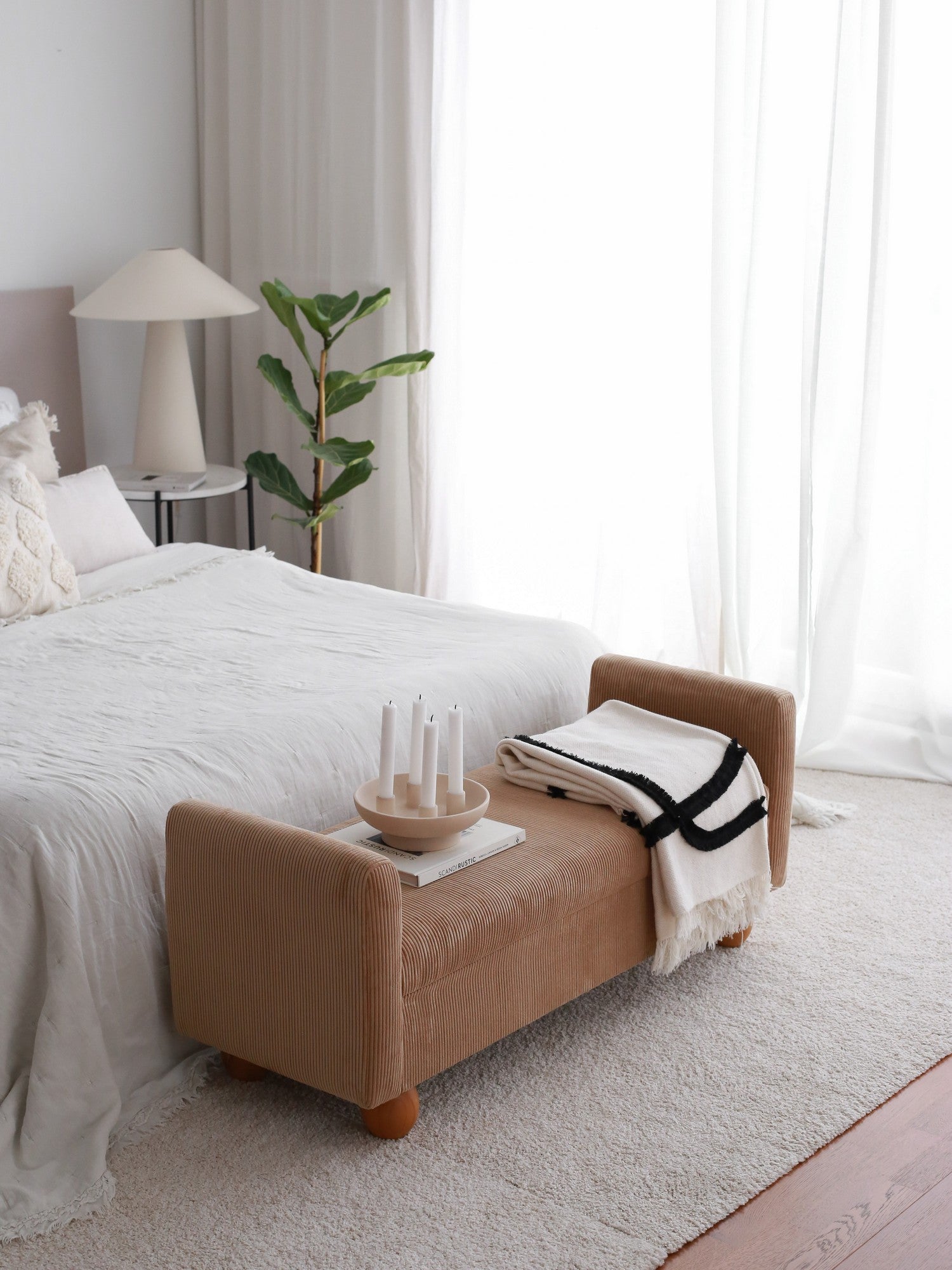 Banco Acolchoado – 115 x 50 x 40 cm – Camelo – Tecido e Madeira