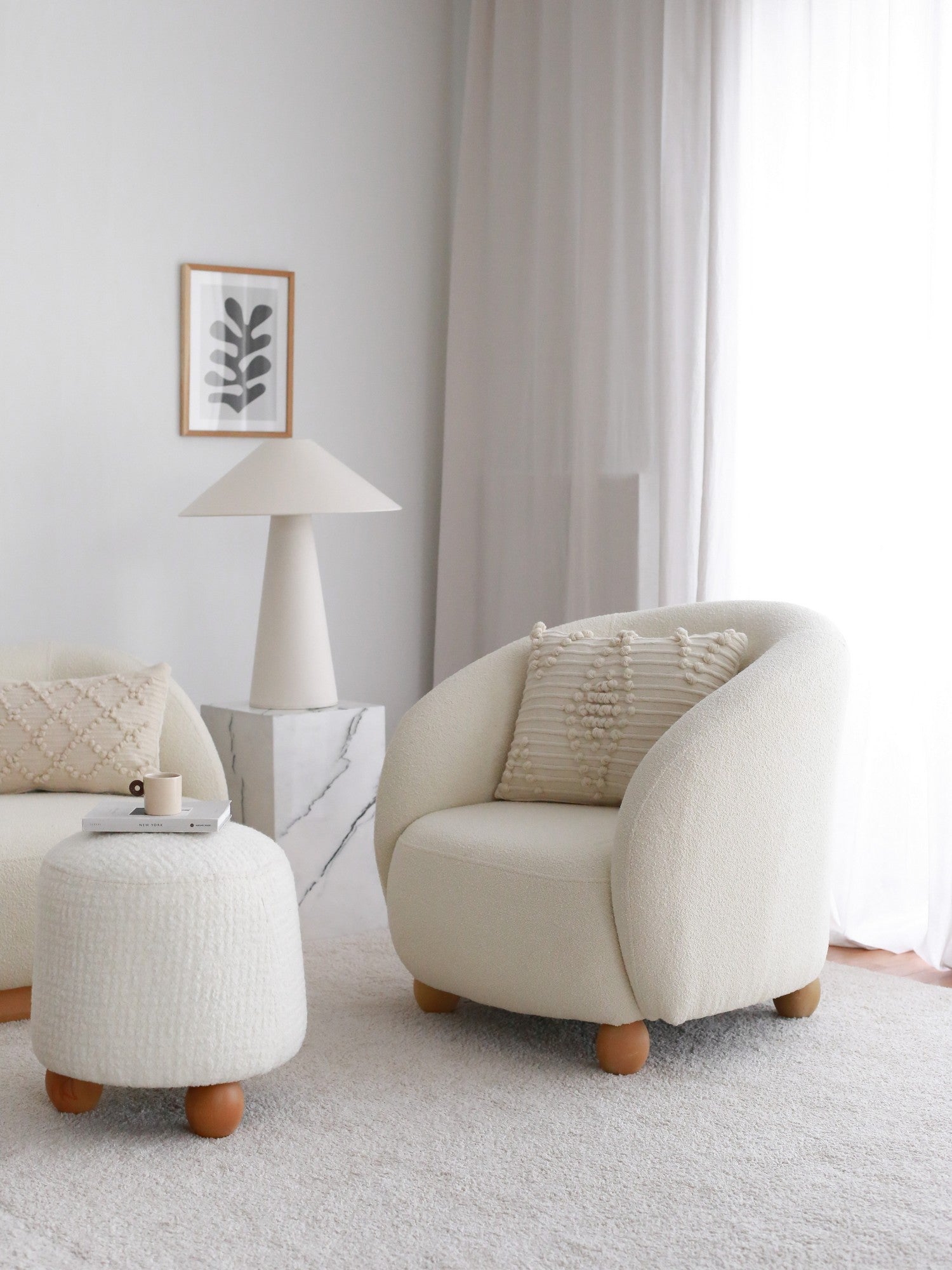Poltrona Elegante, Branca, 82 x 80 x 77 cm | Estrutura 100% Madeira de Carpa, 100% Tecido Teddy | Perfeita para Sala de Estar e Espaços Aconchegantes