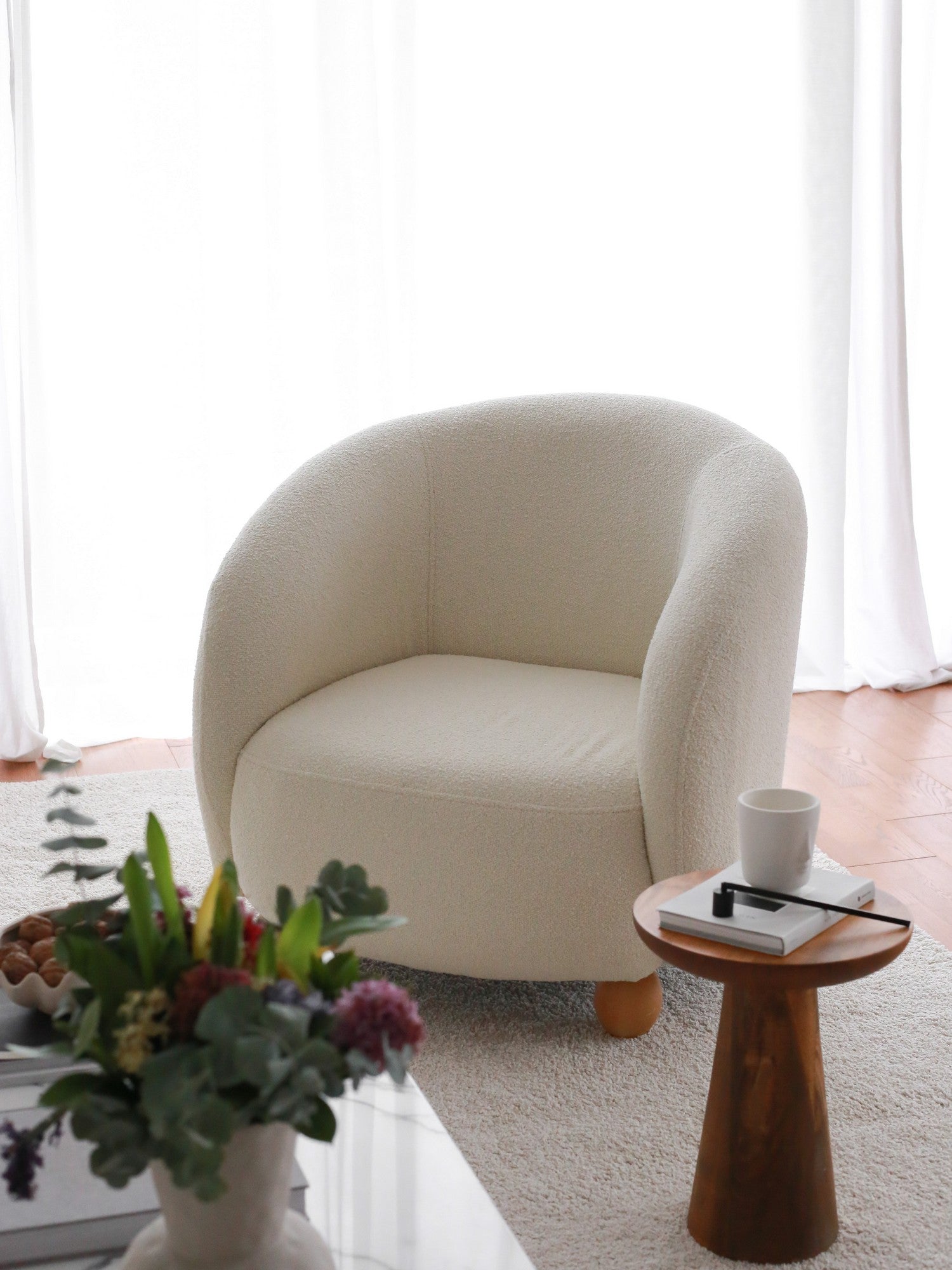 Poltrona Elegante, Branca, 82 x 80 x 77 cm | Estrutura 100% Madeira de Carpa, 100% Tecido Teddy | Perfeita para Sala de Estar e Espaços Aconchegantes