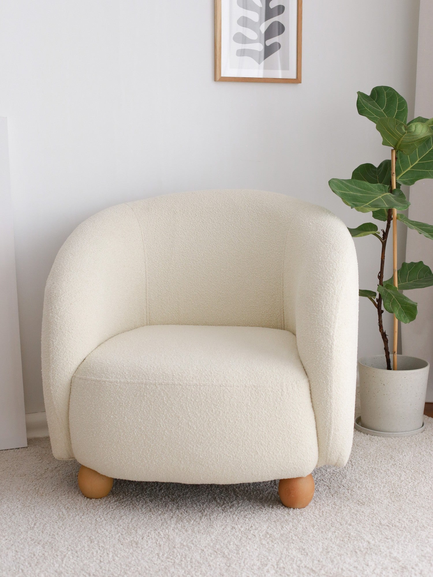 Poltrona Elegante, Branca, 82 x 80 x 77 cm | Estrutura 100% Madeira de Carpa, 100% Tecido Teddy | Perfeita para Sala de Estar e Espaços Aconchegantes