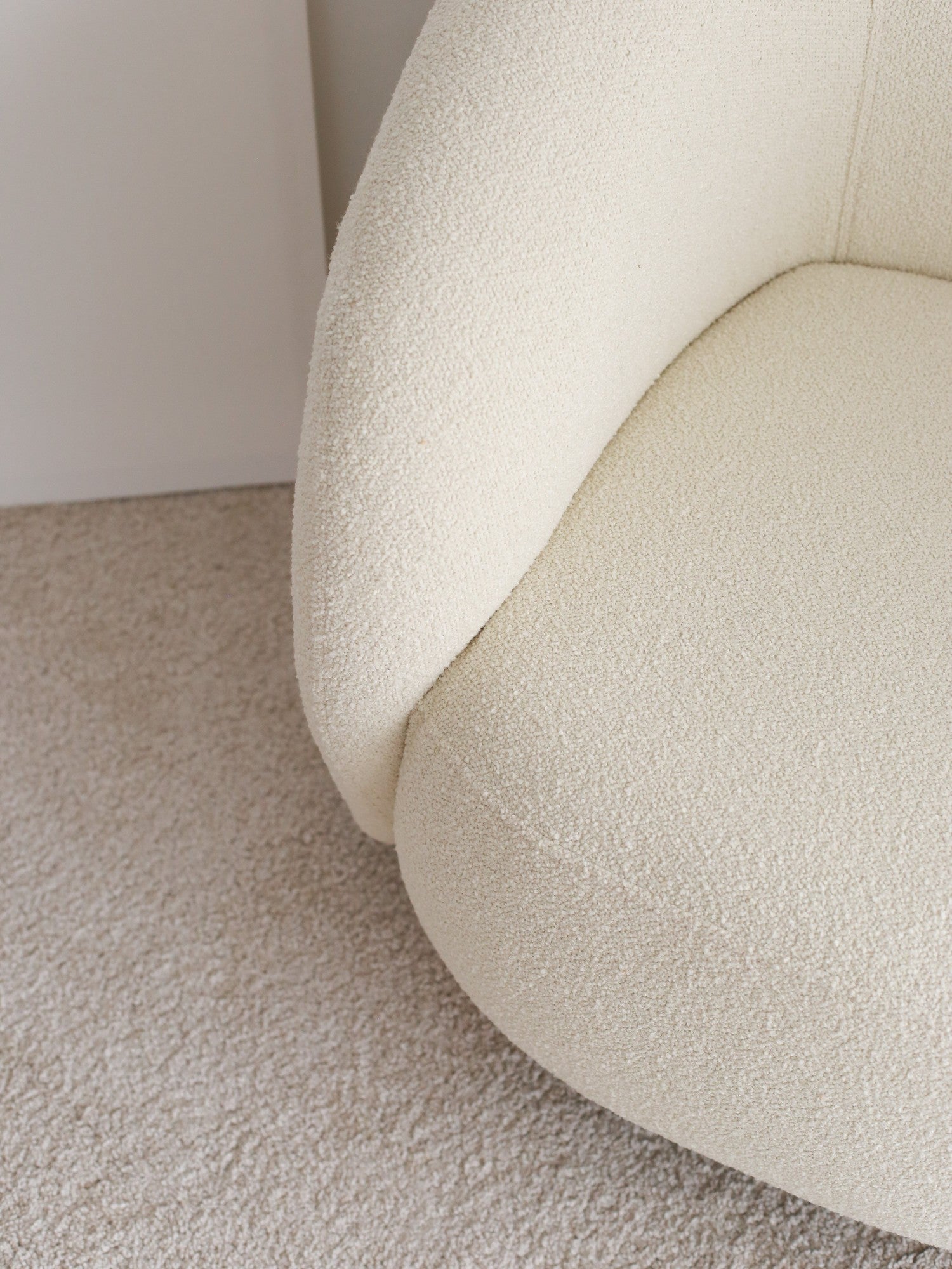 Poltrona Elegante, Branca, 82 x 80 x 77 cm | Estrutura 100% Madeira de Carpa, 100% Tecido Teddy | Perfeita para Sala de Estar e Espaços Aconchegantes