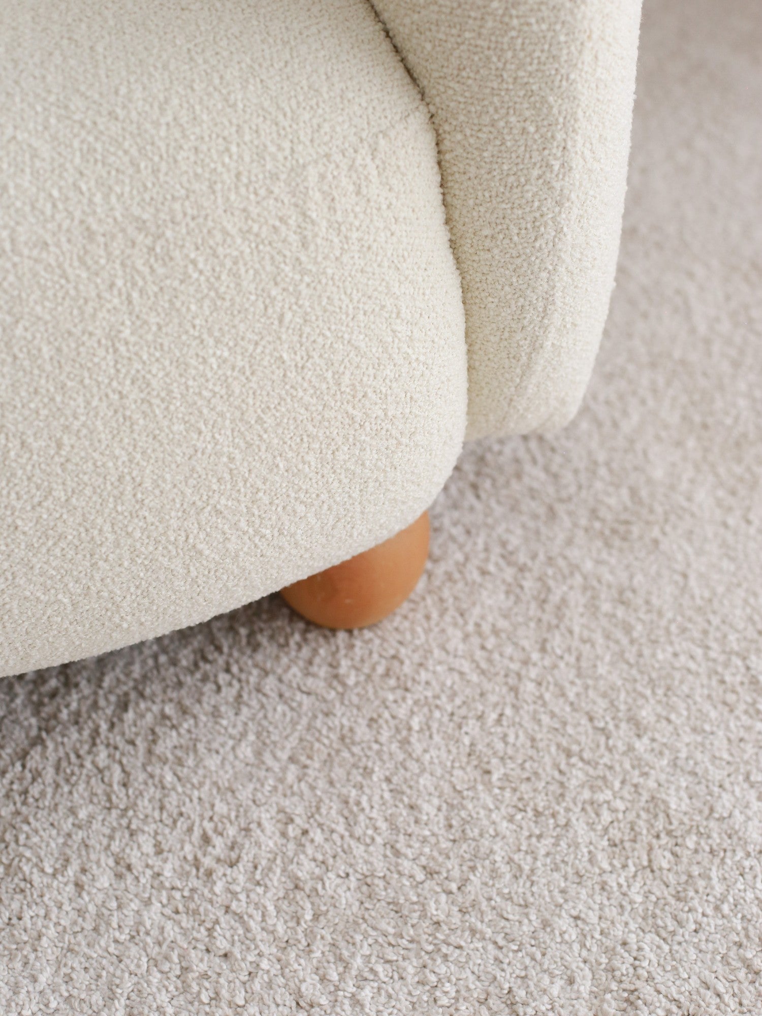 Poltrona Elegante, Branca, 82 x 80 x 77 cm | Estrutura 100% Madeira de Carpa, 100% Tecido Teddy | Perfeita para Sala de Estar e Espaços Aconchegantes
