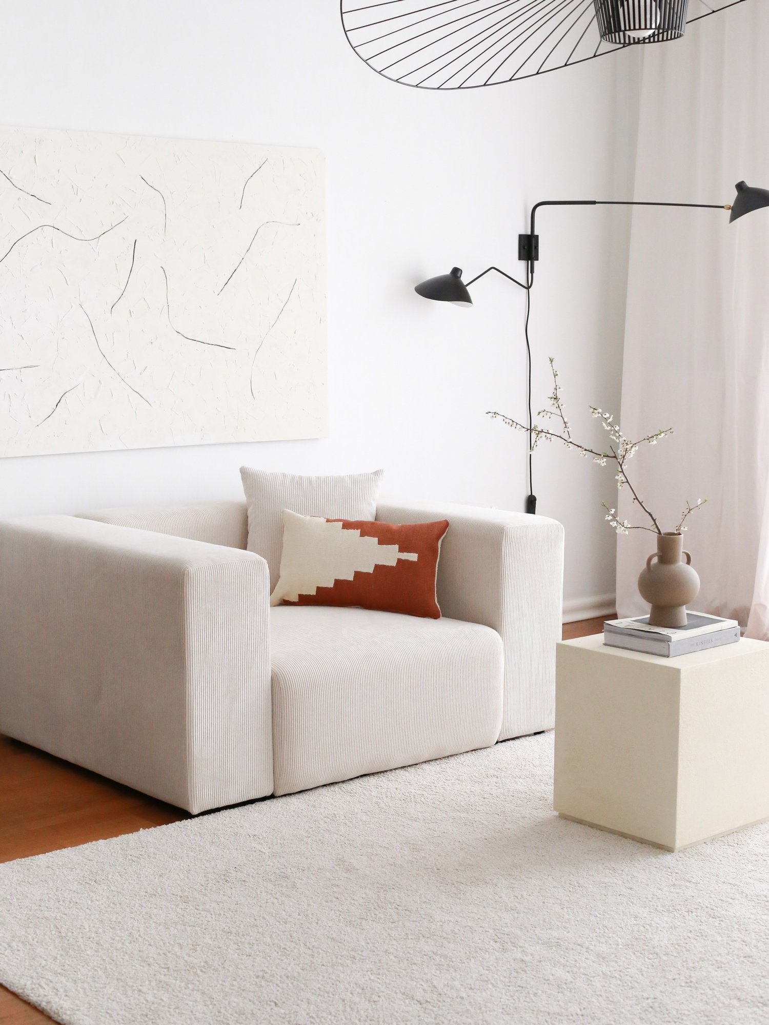 Poltrona Elegante, Veludo Branco, 139 x 110 x 89 cm | Estrutura 100% Madeira de Carpa, Pernas de Plástico | Conforto e Estilo para Salas de Estar e Escritórios Modernos