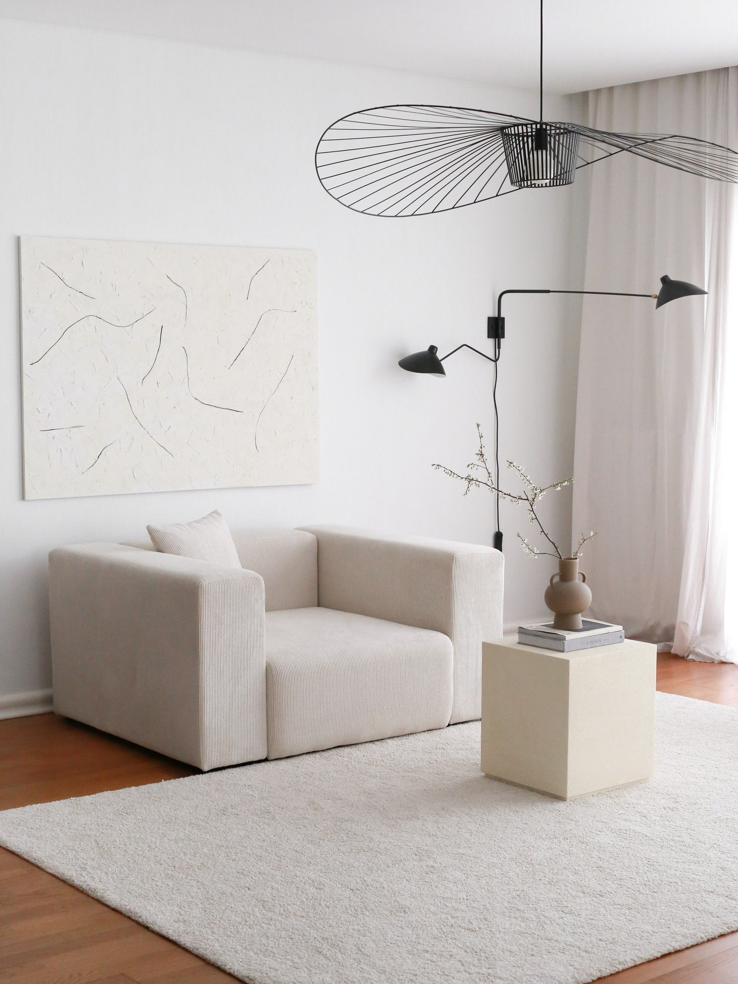 Poltrona Elegante, Veludo Branco, 139 x 110 x 89 cm | Estrutura 100% Madeira de Carpa, Pernas de Plástico | Conforto e Estilo para Salas de Estar e Escritórios Modernos