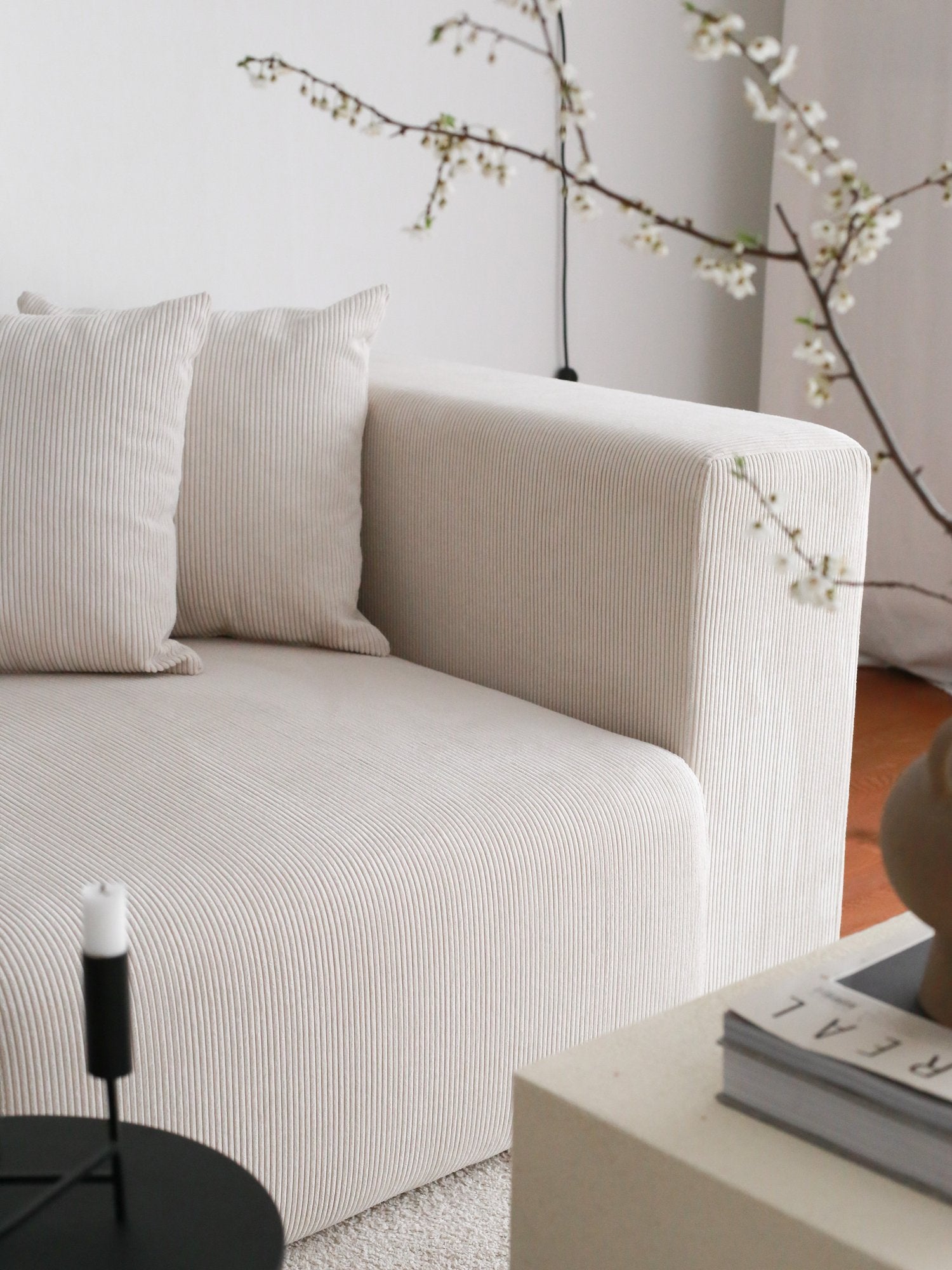 Poltrona Elegante, Veludo Branco, 139 x 110 x 89 cm | Estrutura 100% Madeira de Carpa, Pernas de Plástico | Conforto e Estilo para Salas de Estar e Escritórios Modernos